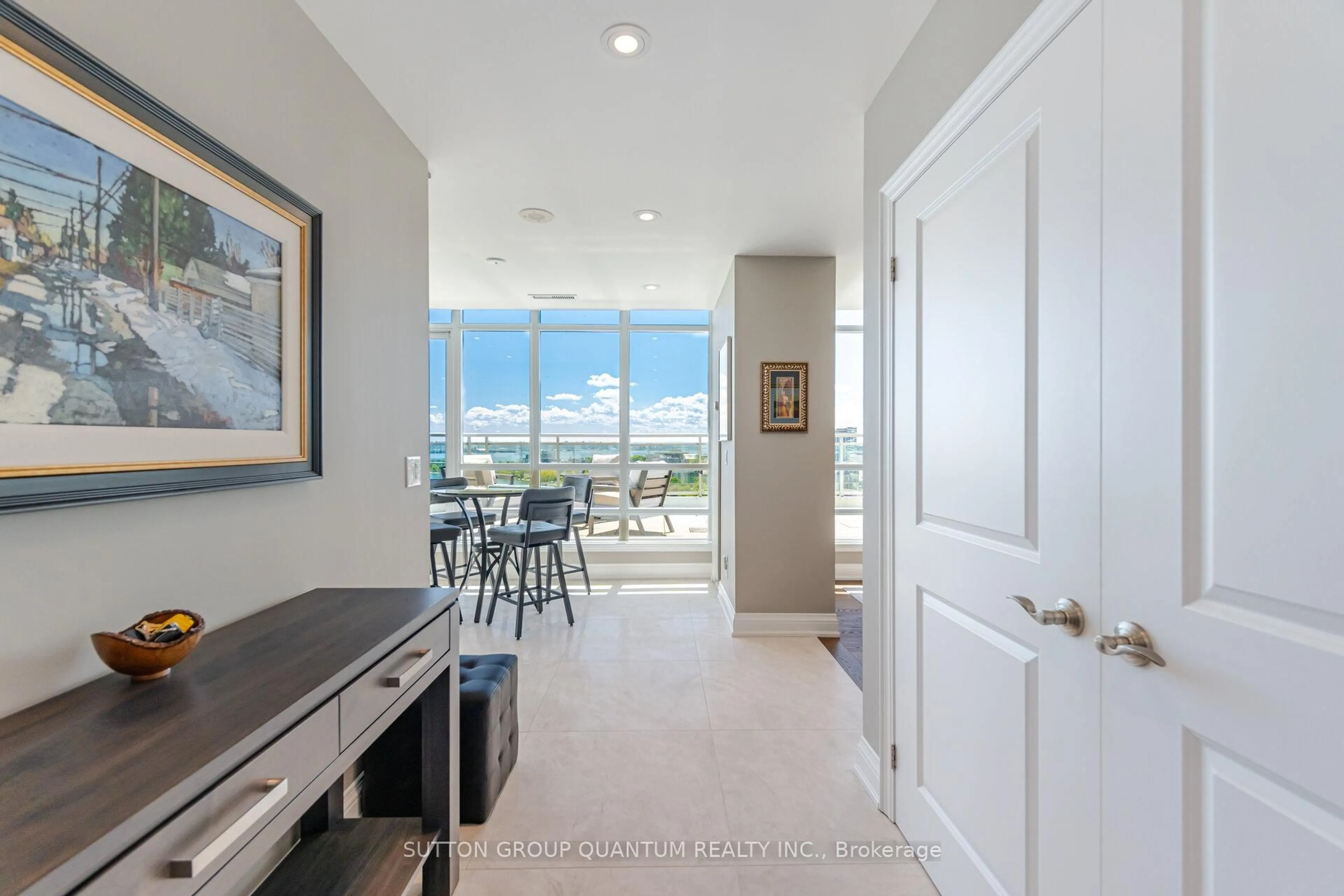 Indoor entryway for 360 Pearl St #PH2, Burlington Ontario L7R 1E1
