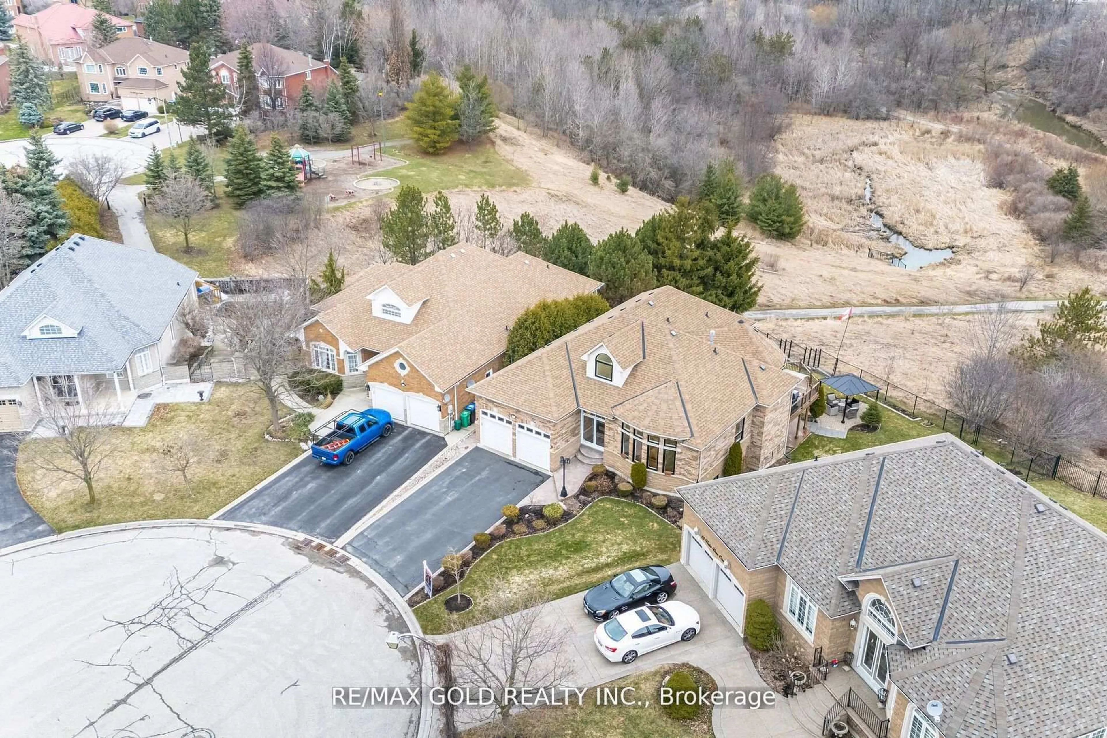 A pic from outside/outdoor area/front of a property/back of a property/a pic from drone, mountain view for 12 Vista View Crt, Caledon Ontario L7C 1E1