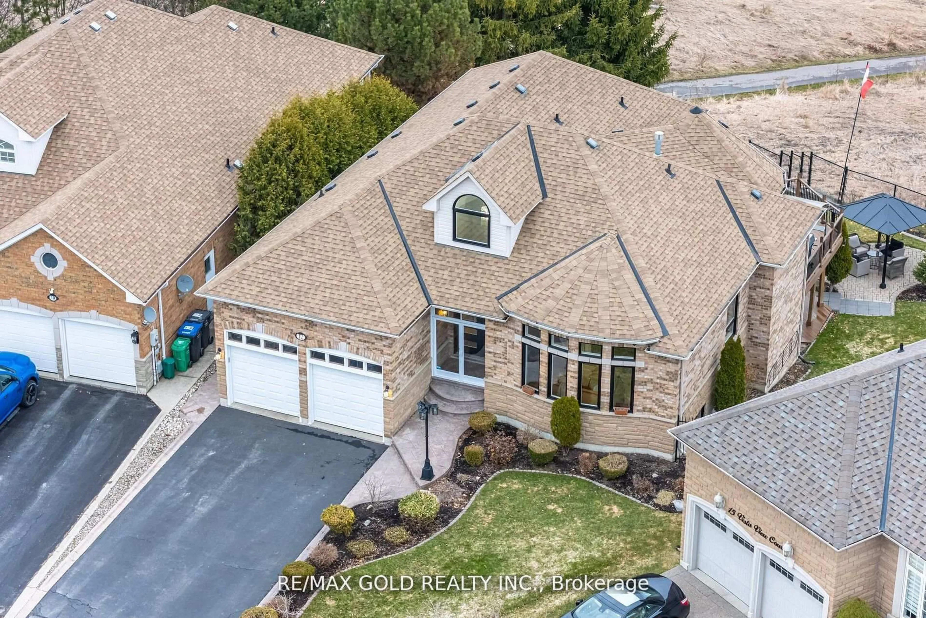 A pic from outside/outdoor area/front of a property/back of a property/a pic from drone, street for 12 Vista View Crt, Caledon Ontario L7C 1E1