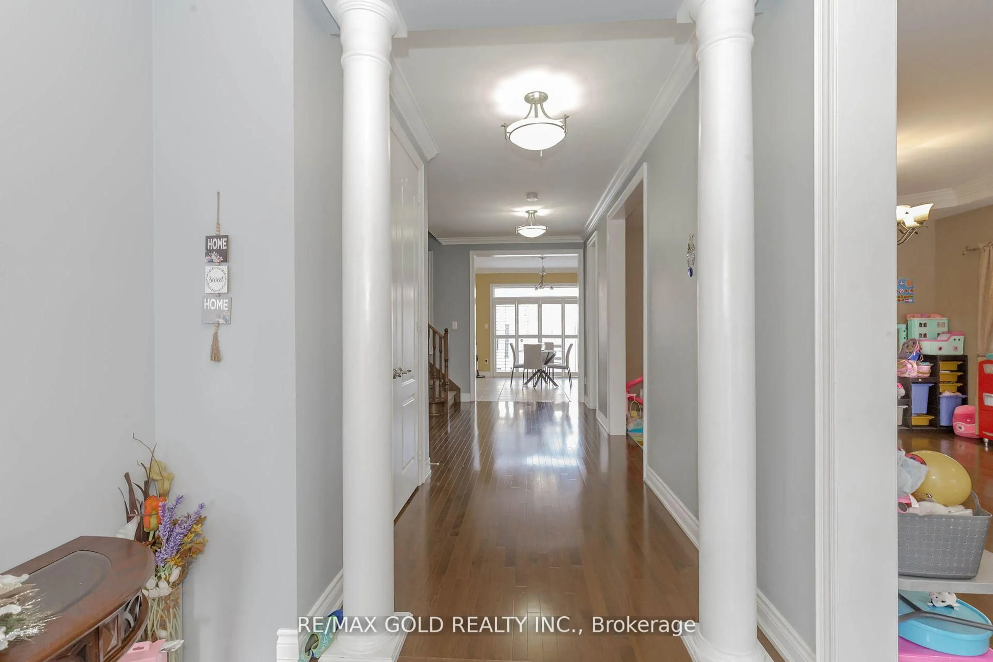 Indoor foyer for 99 Royal West Dr, Brampton Ontario L6X 0V8