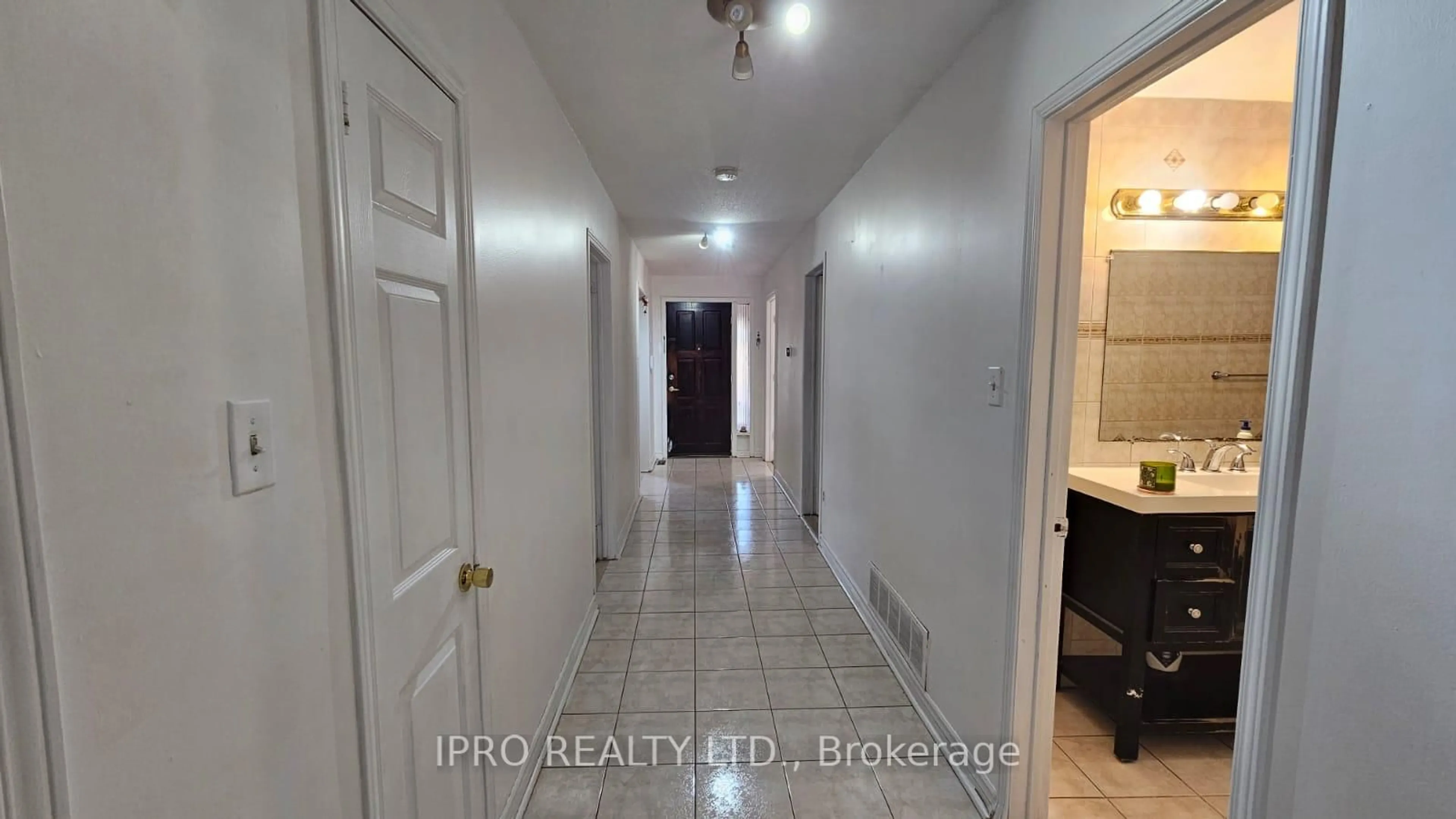 Indoor entryway for 3215 Parkerhill Rd, Mississauga Ontario L5B 1V7