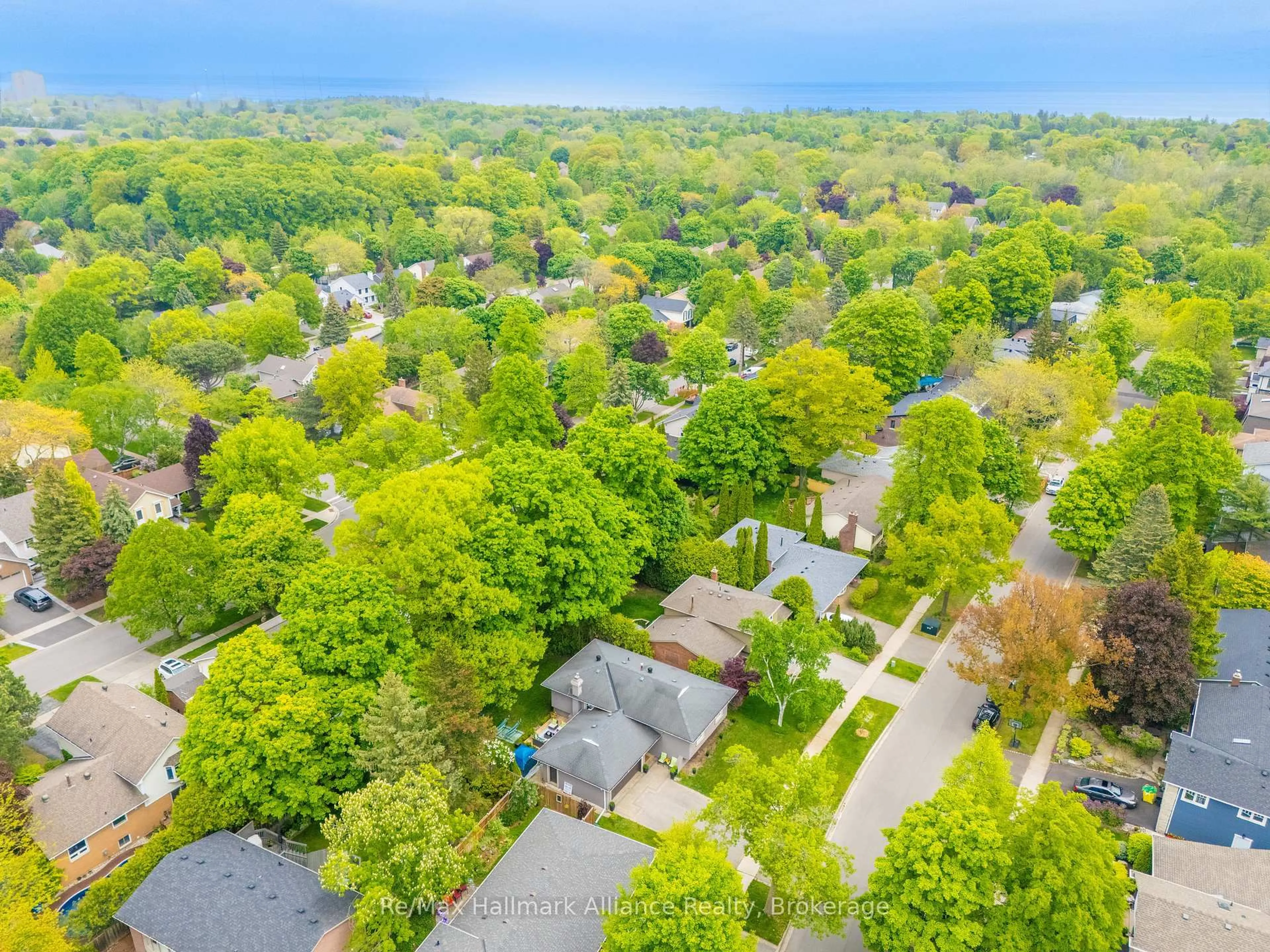 A pic from outside/outdoor area/front of a property/back of a property/a pic from drone, street for 495 Brookmill Rd, Oakville Ontario L6J 5K6