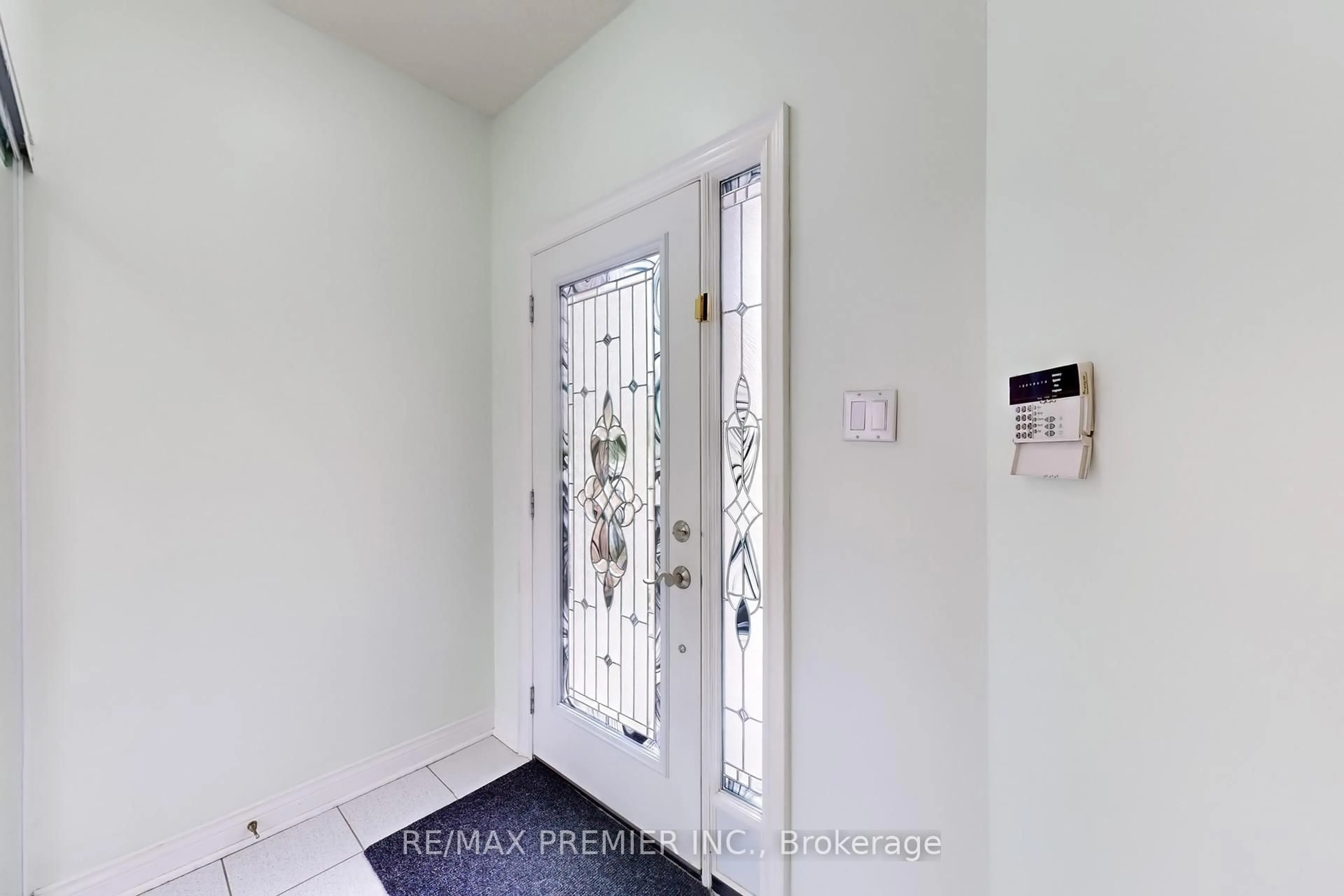 Indoor entryway for 6 Bighorn Cres, Brampton Ontario L6R 1G5