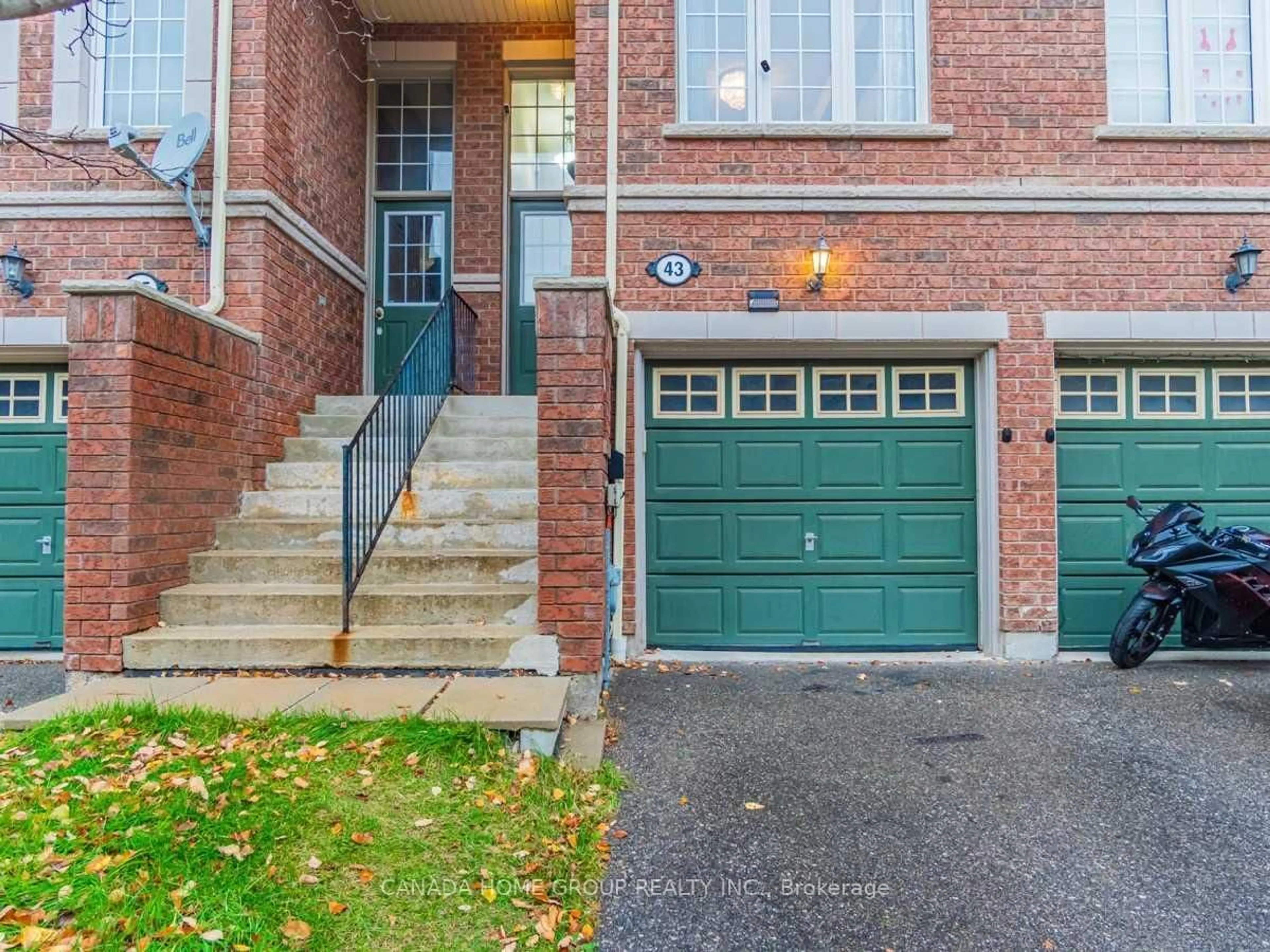 Home with brick exterior material, street for 435 Hensall Circ #43, Mississauga Ontario L5A 4P1