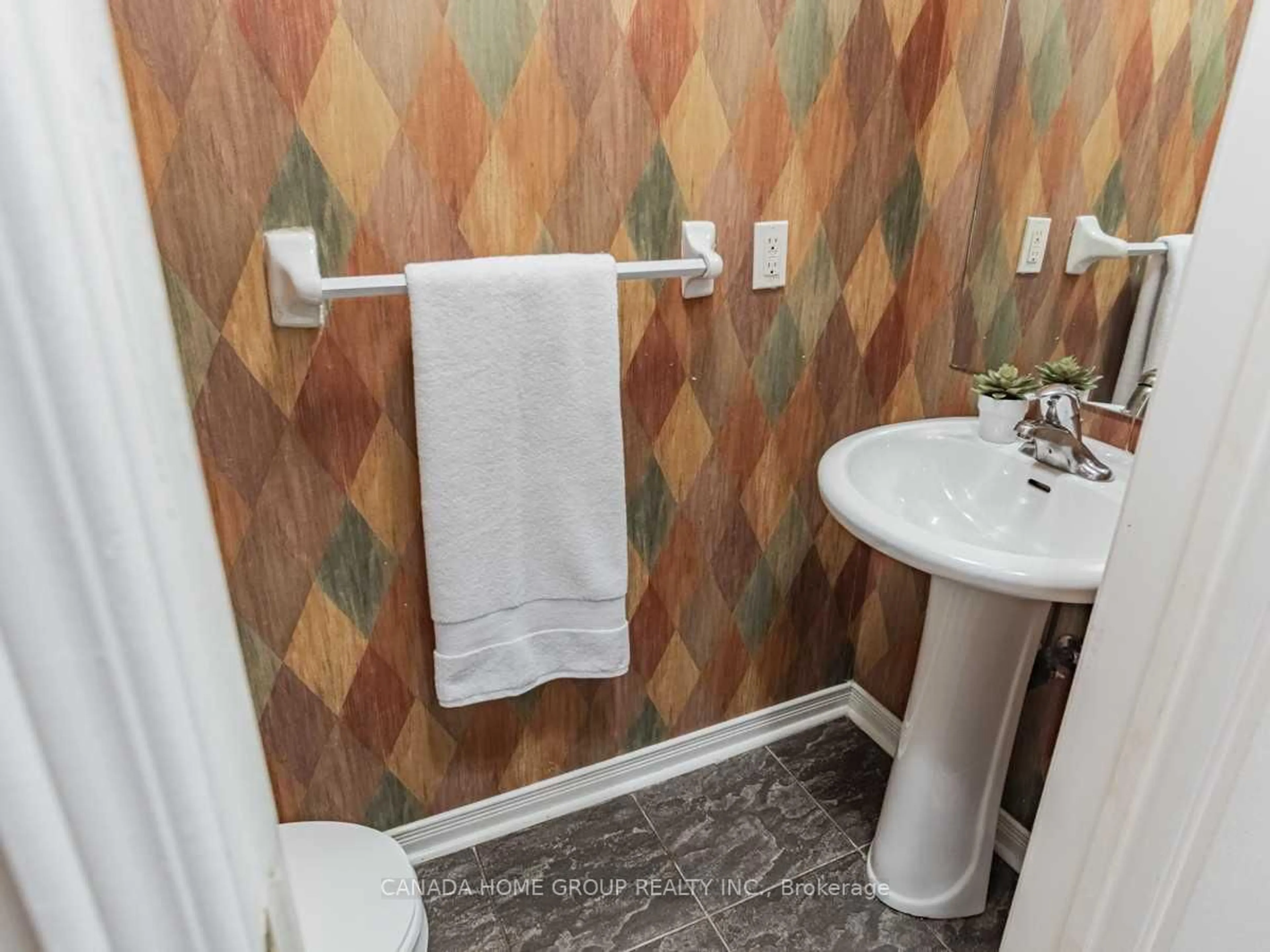 Standard bathroom, ceramic/tile floor for 435 Hensall Circ #43, Mississauga Ontario L5A 4P1