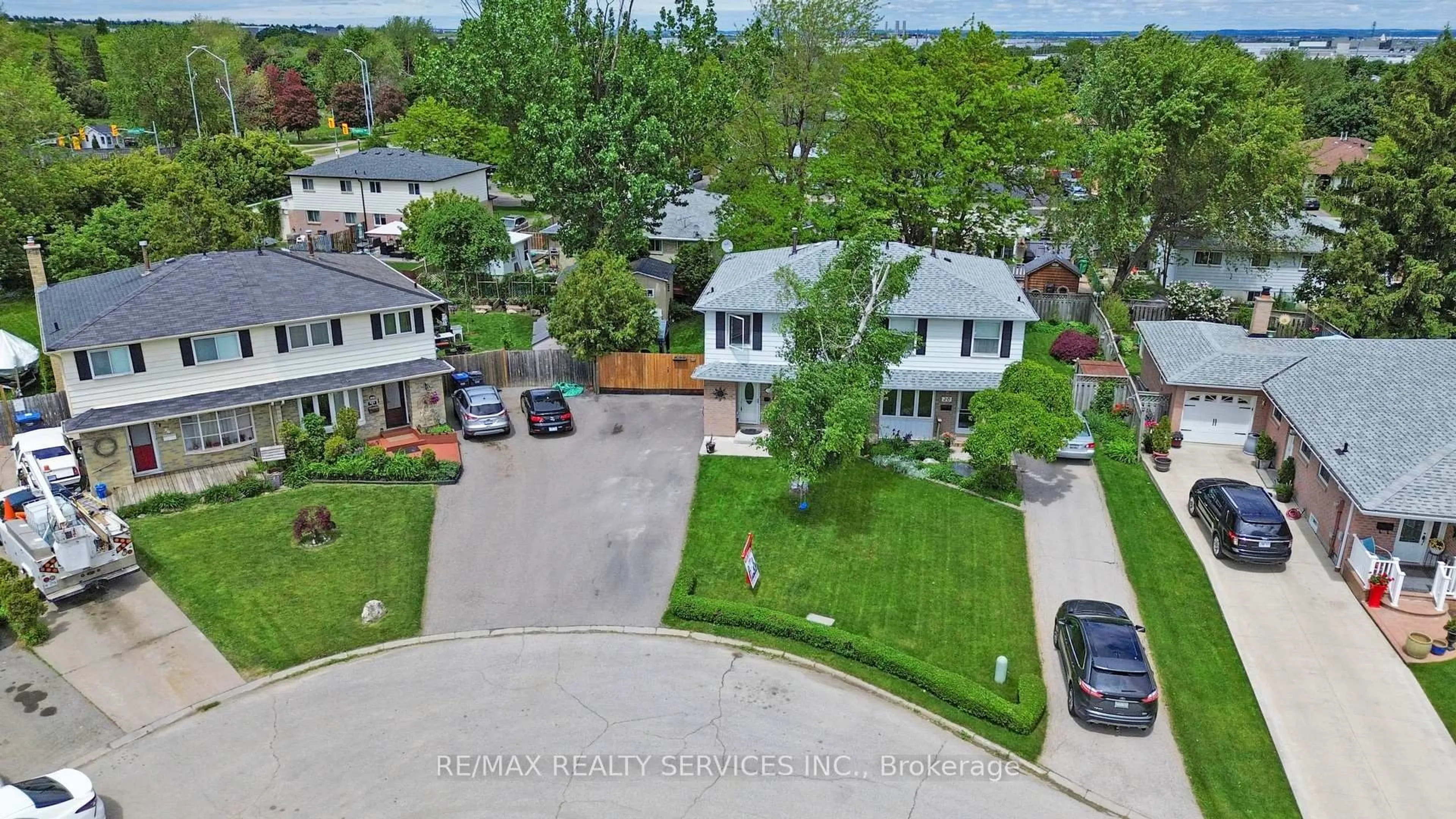 A pic from outside/outdoor area/front of a property/back of a property/a pic from drone, street for 22 Glengrove Crt, Brampton Ontario L6S 1Z3