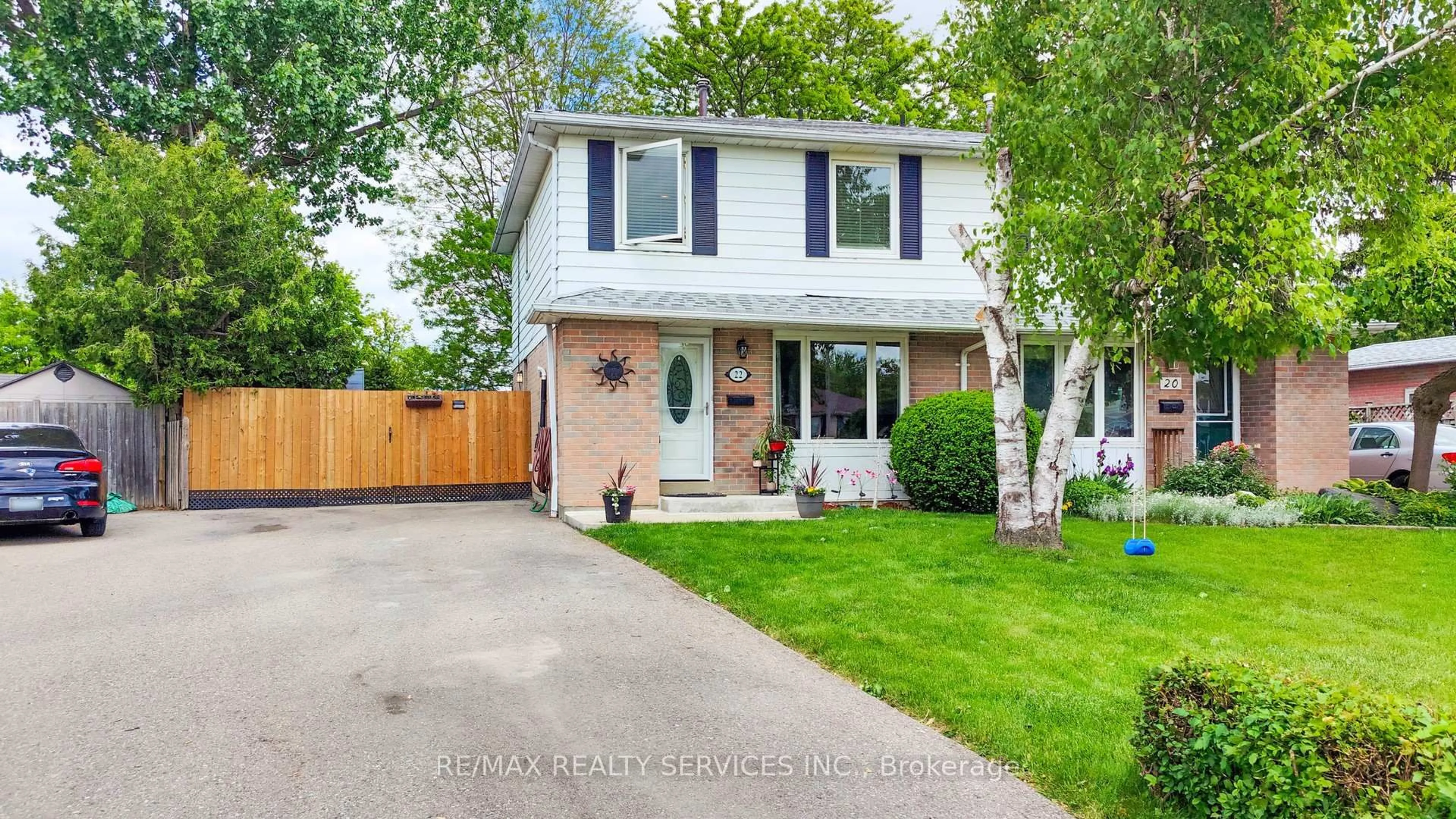 Home with vinyl exterior material, street for 22 Glengrove Crt, Brampton Ontario L6S 1Z3