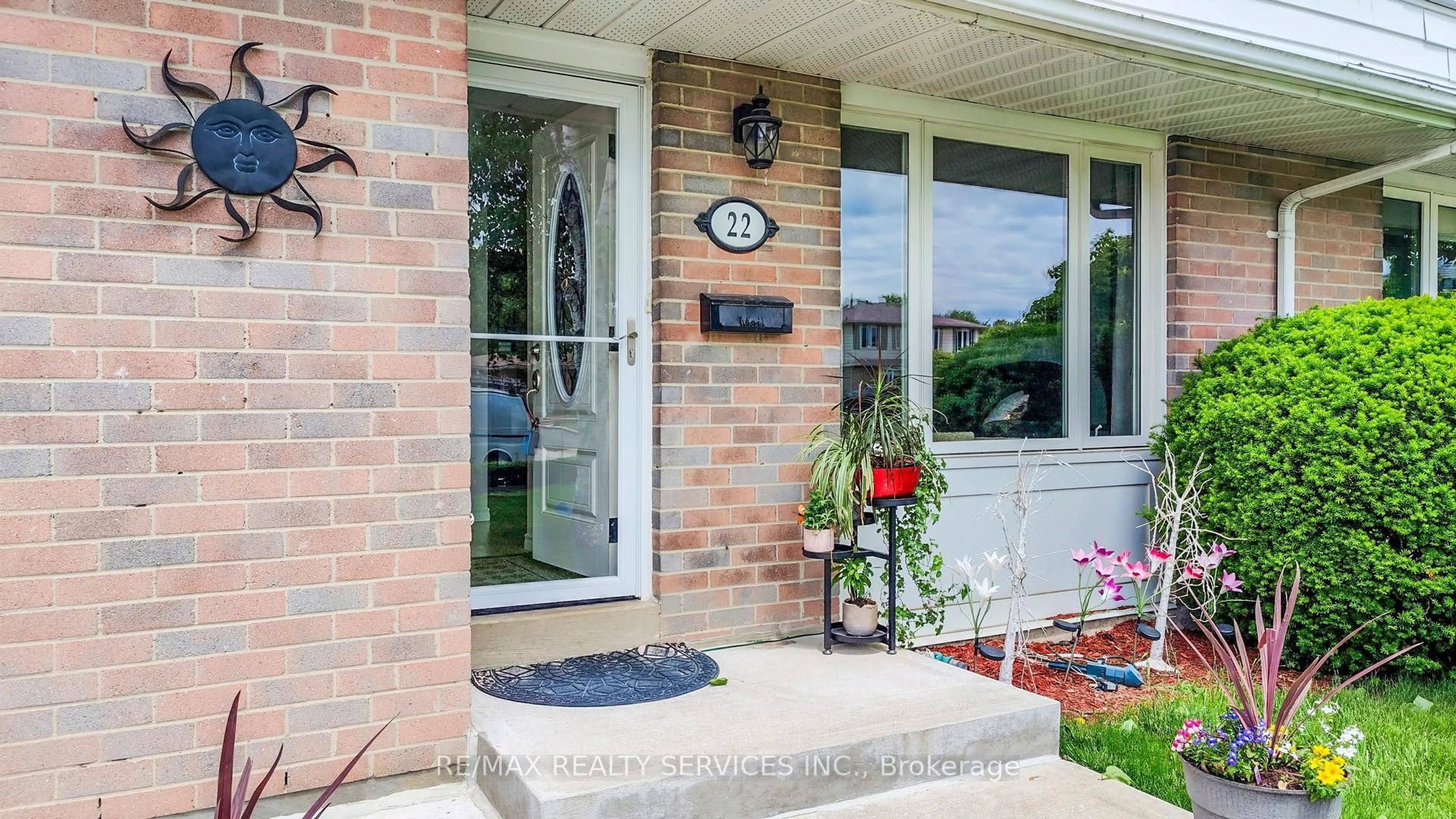 Indoor entryway for 22 Glengrove Crt, Brampton Ontario L6S 1Z3
