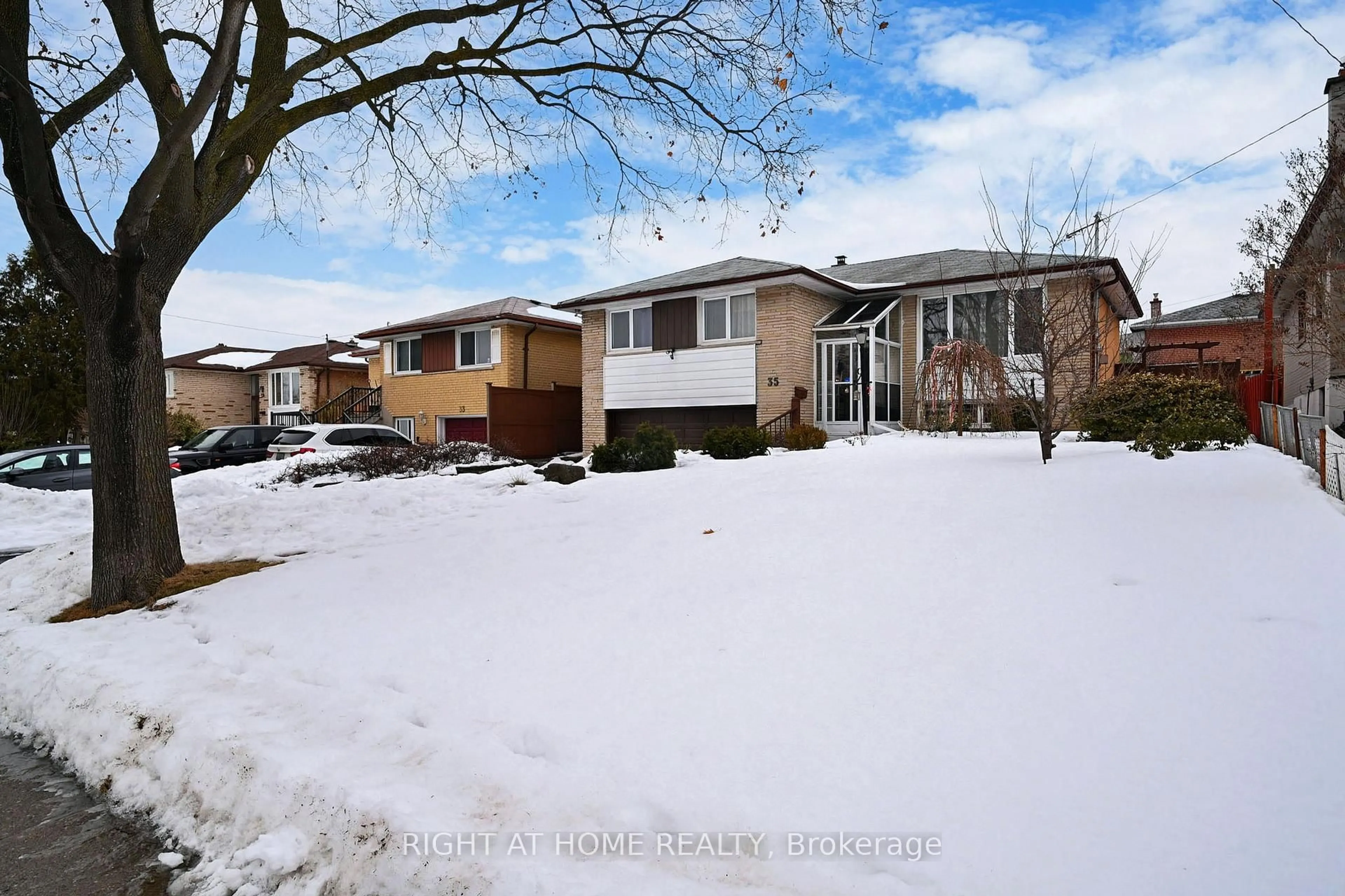 A pic from outside/outdoor area/front of a property/back of a property/a pic from drone, street for 35 Westhumber Blvd, Toronto Ontario M9W 3M5
