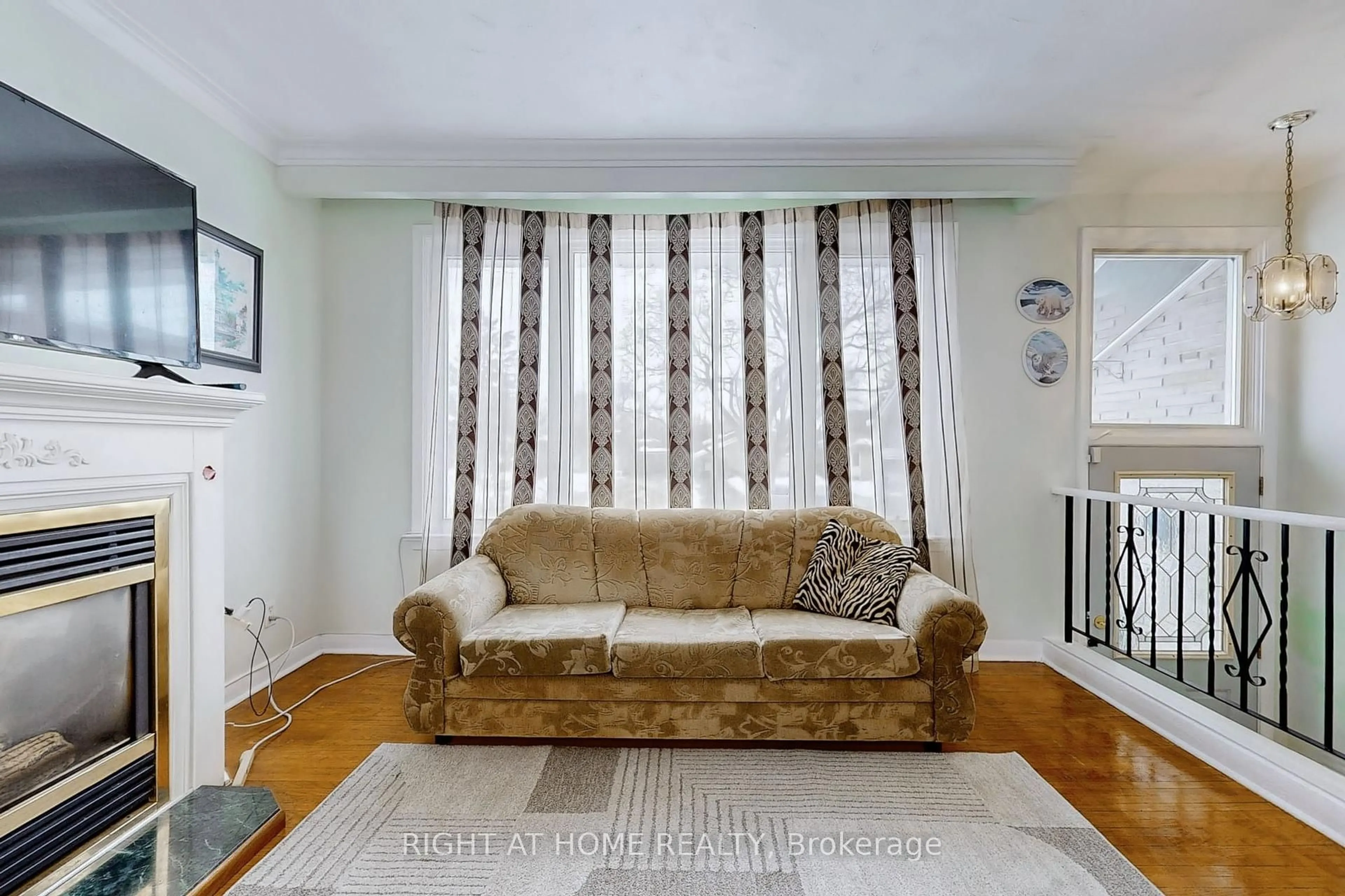 Living room with furniture, carpet floor for 35 Westhumber Blvd, Toronto Ontario M9W 3M5