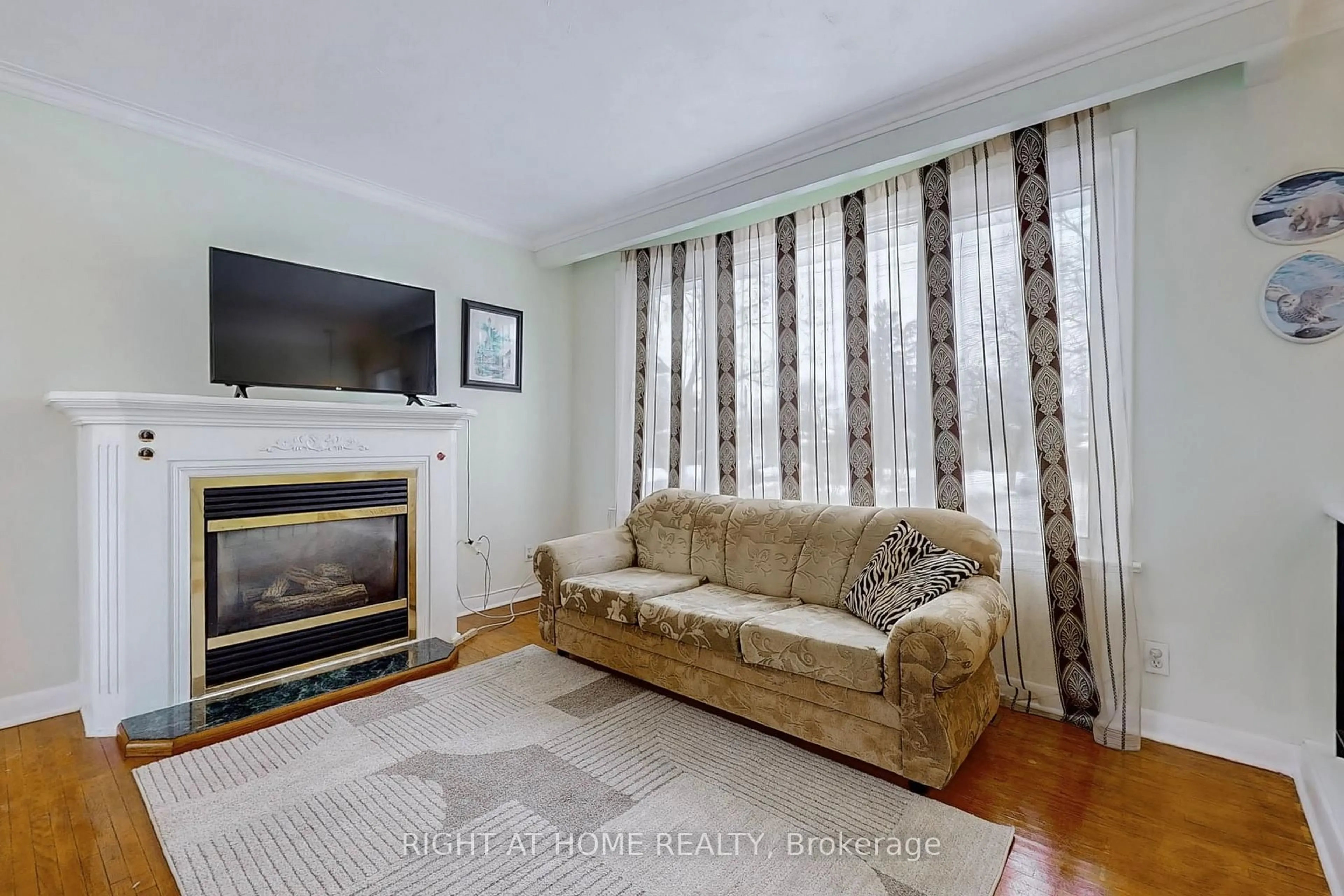 Living room with furniture, unknown for 35 Westhumber Blvd, Toronto Ontario M9W 3M5