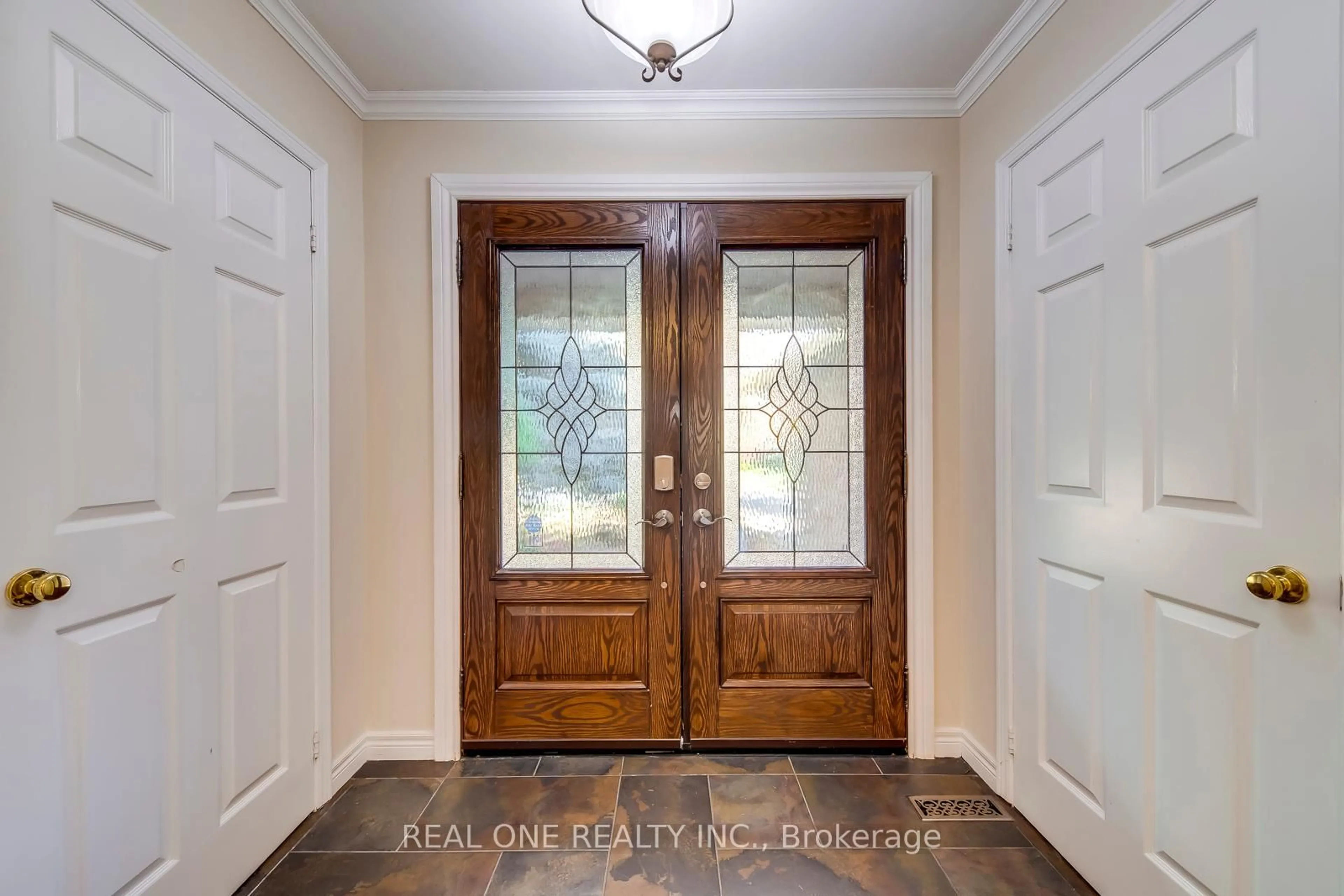 Indoor entryway for 2350 Deer Run Ave, Oakville Ontario L6J 6K6