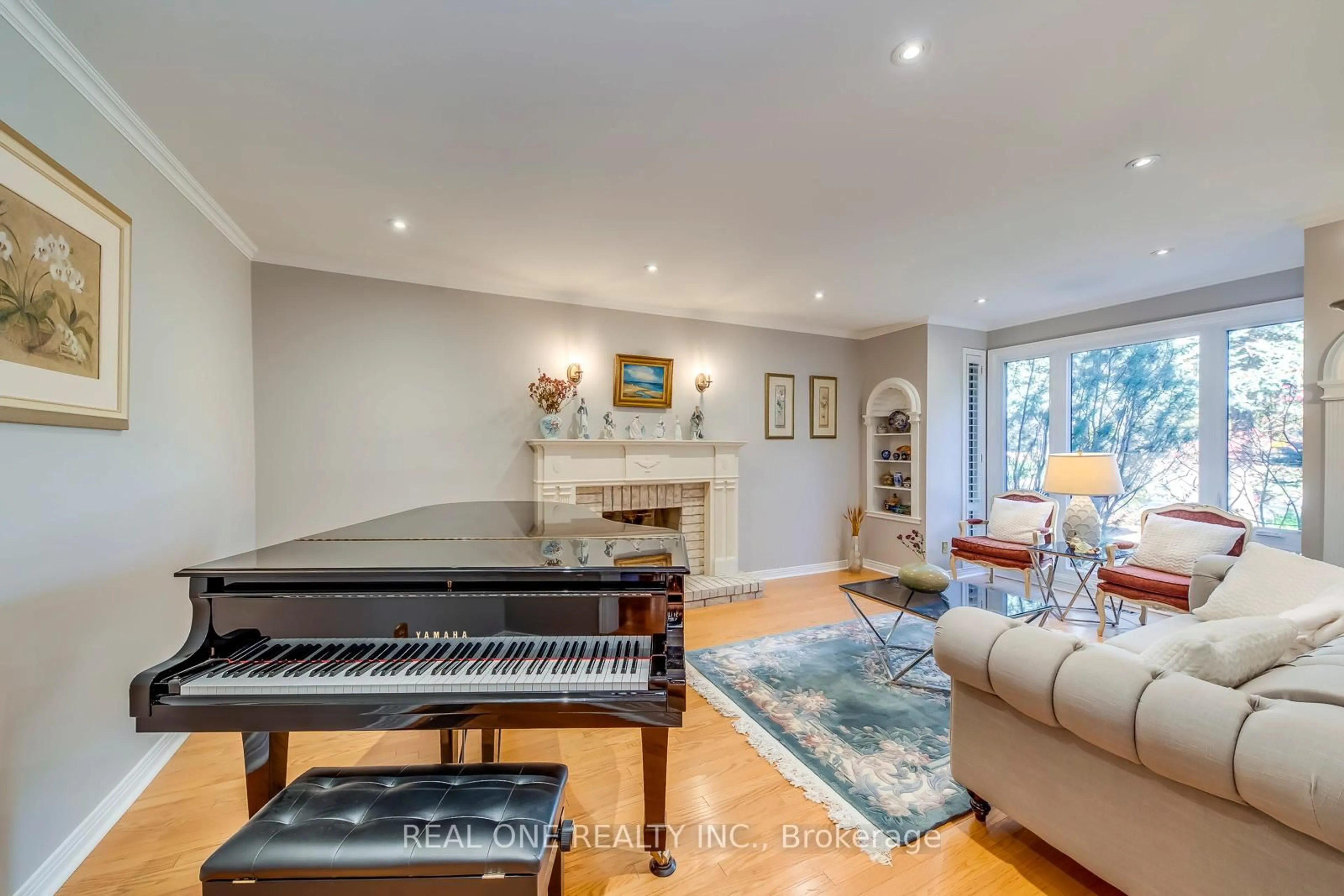 Living room with furniture, unknown for 2350 Deer Run Ave, Oakville Ontario L6J 6K6