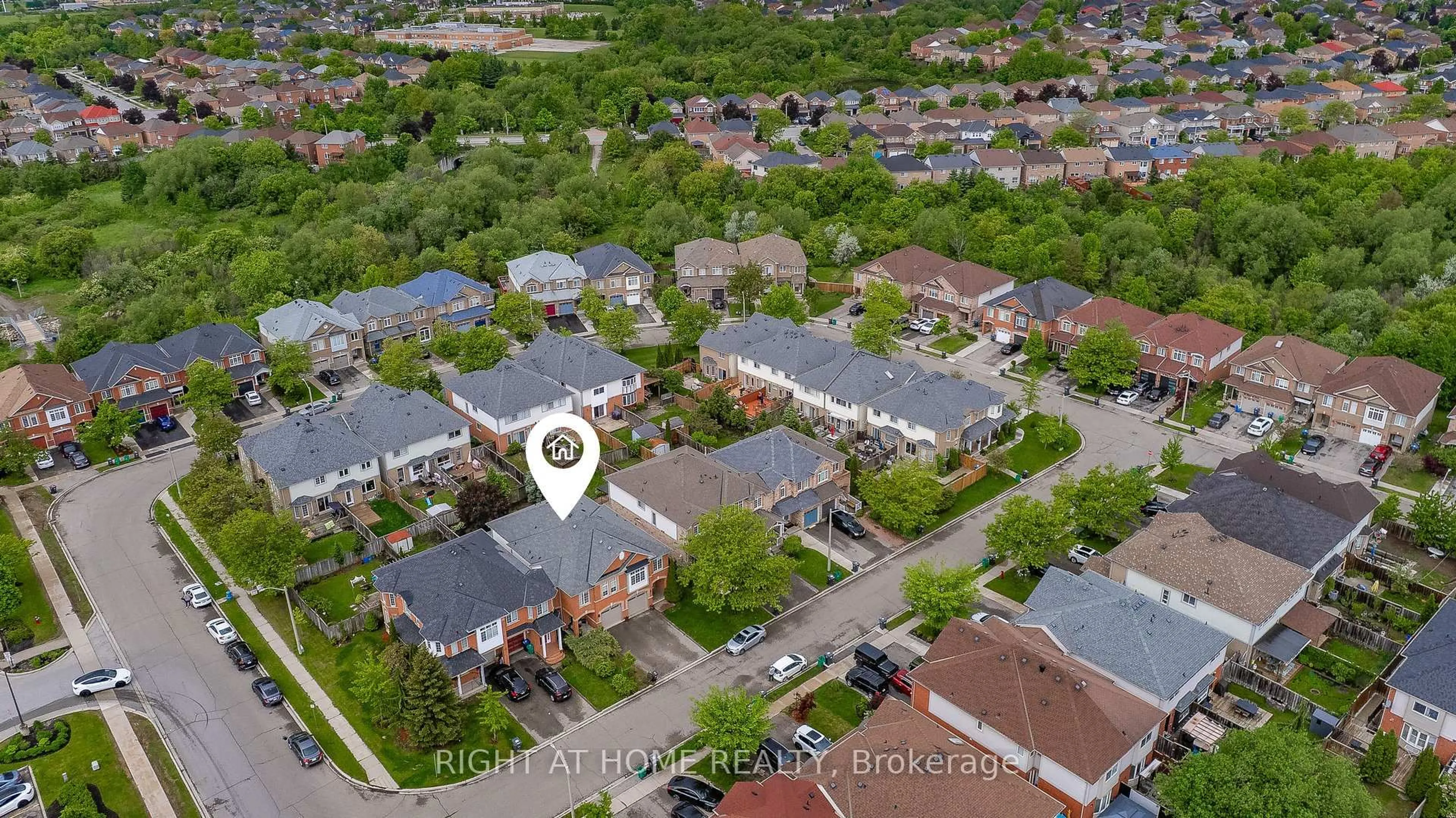 A pic from outside/outdoor area/front of a property/back of a property/a pic from drone, street for 6 Traymore St, Brampton Ontario L7A 2G2