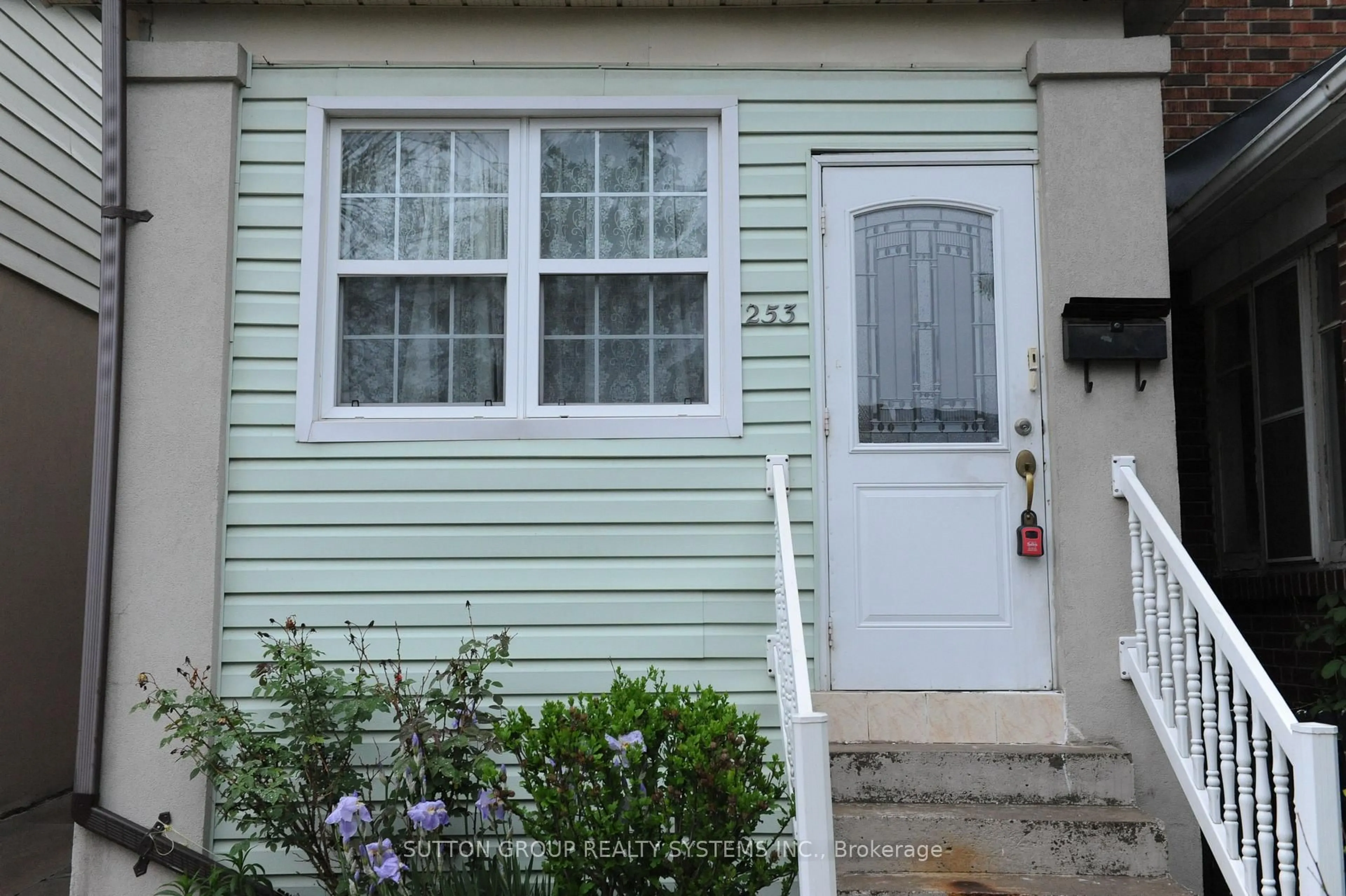 Home with vinyl exterior material, street for 253 Silverthorn Ave, Toronto Ontario M6N 3K2