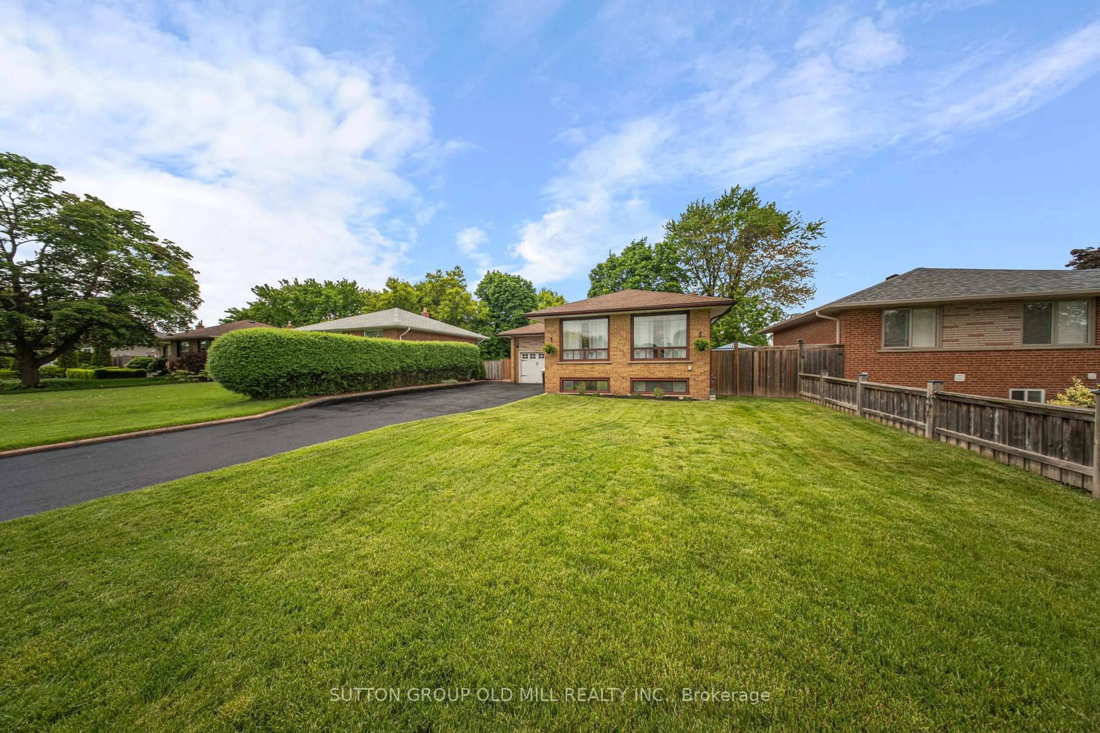 A pic from outside/outdoor area/front of a property/back of a property/a pic from drone, unknown for 65 Ashwood Cres, Brampton Ontario L6T 1M1