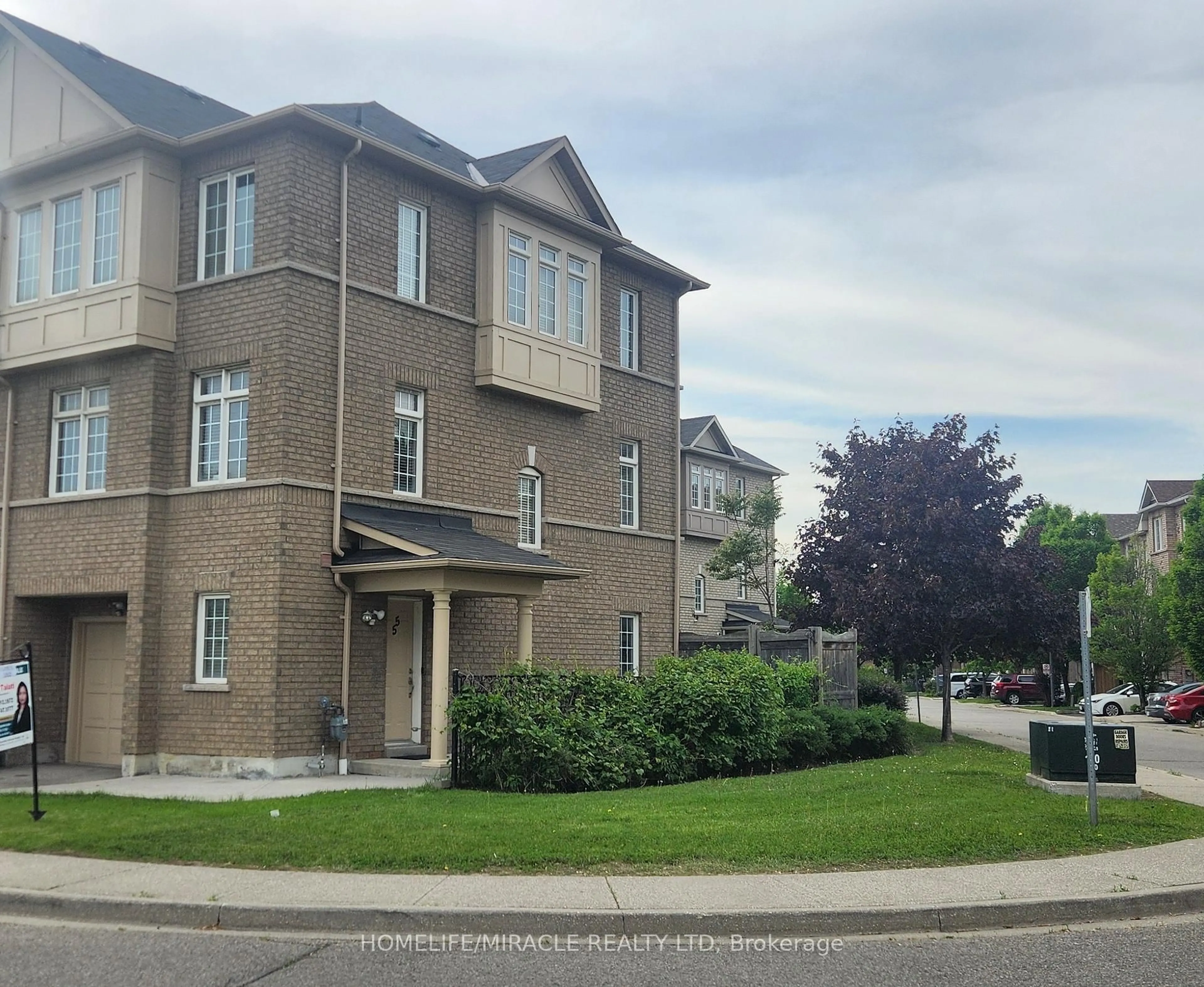 A pic from outside/outdoor area/front of a property/back of a property/a pic from drone, street for 7035 Rexwood Rd #55, Mississauga Ontario L4T 4M7