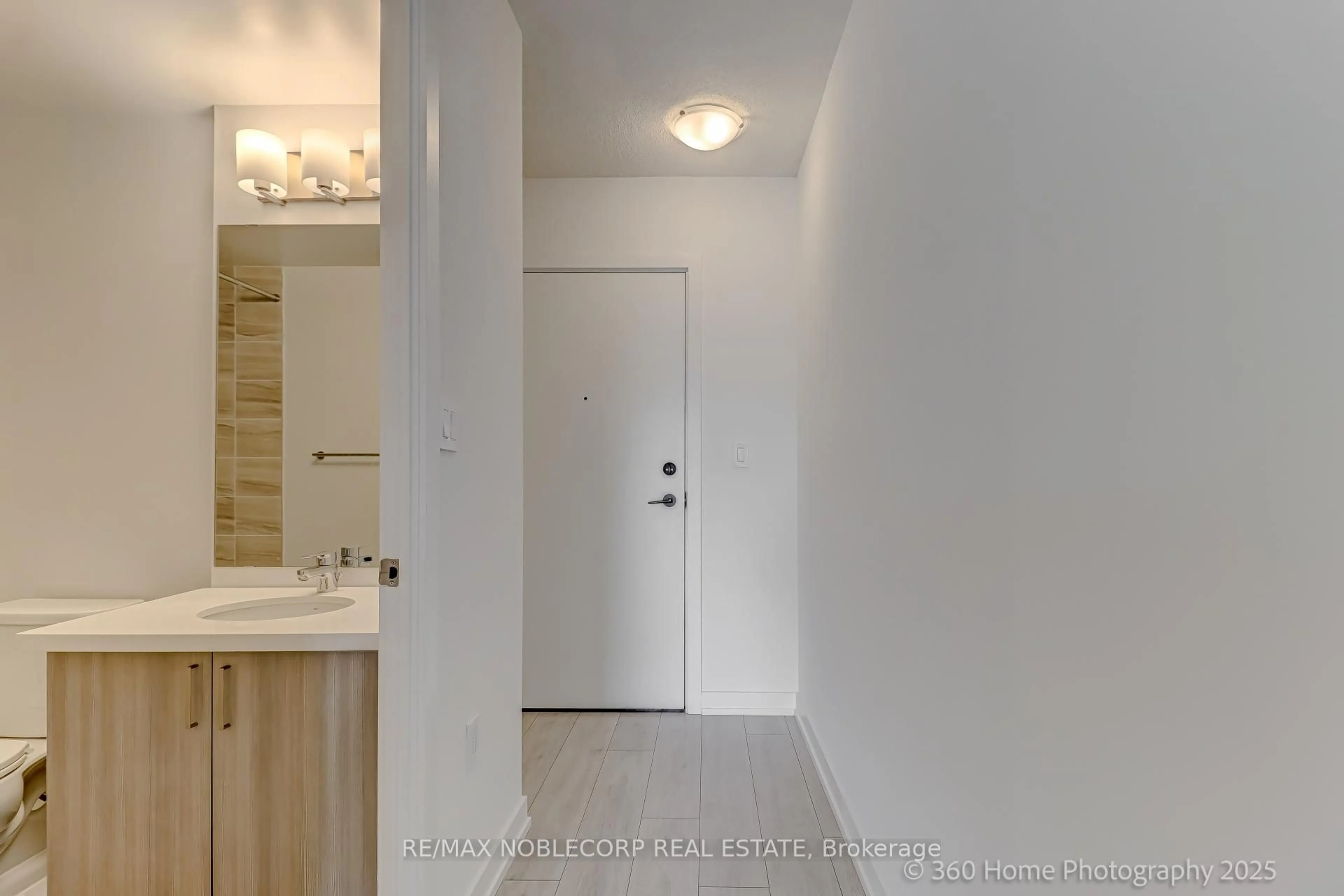 Indoor entryway for 556 Marlee Ave #508, Toronto Ontario M6B 0B1