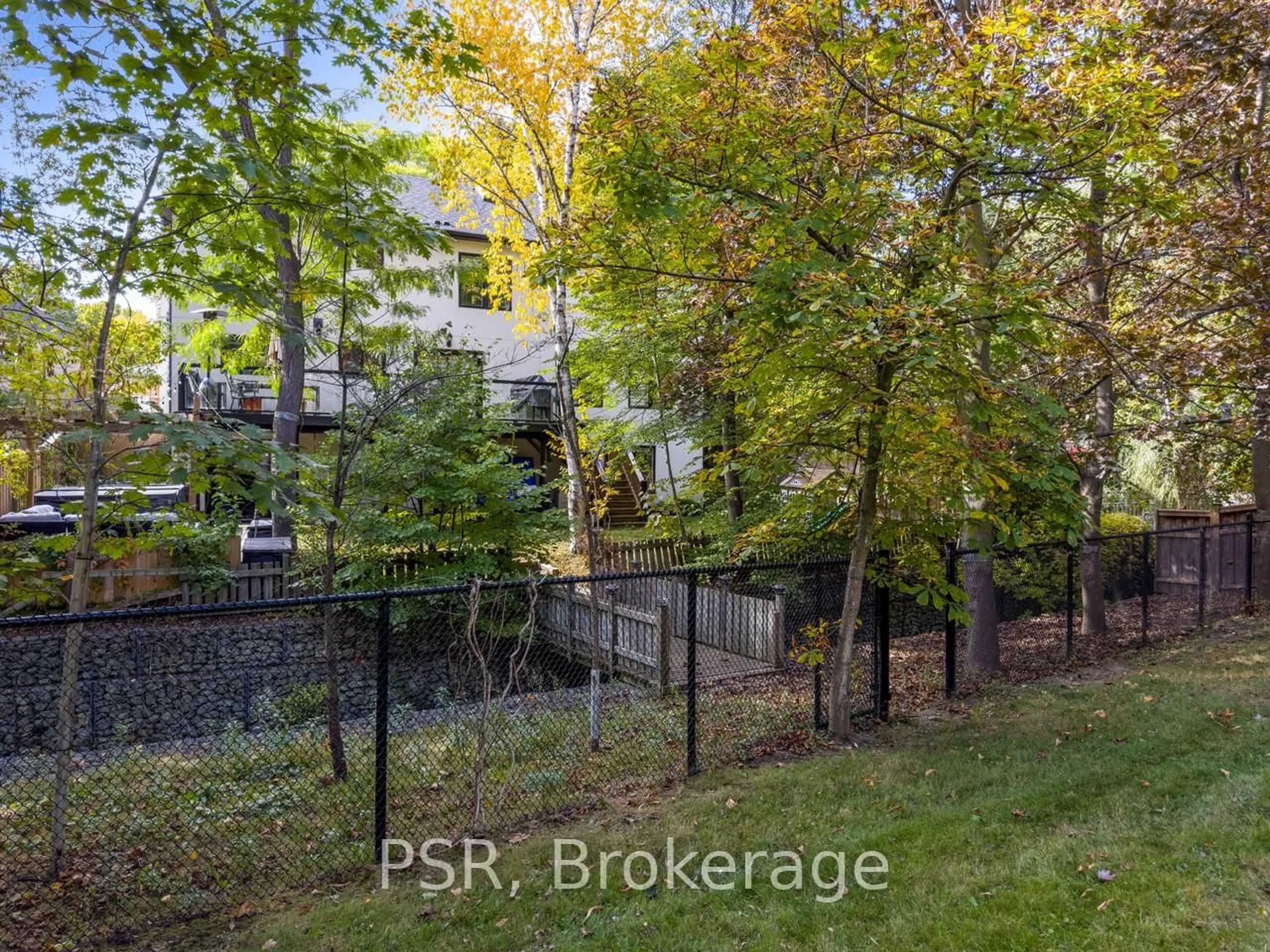 A pic from outside/outdoor area/front of a property/back of a property/a pic from drone, forest/trees view for 1605 Calverton Crt, Mississauga Ontario L5G 2W4