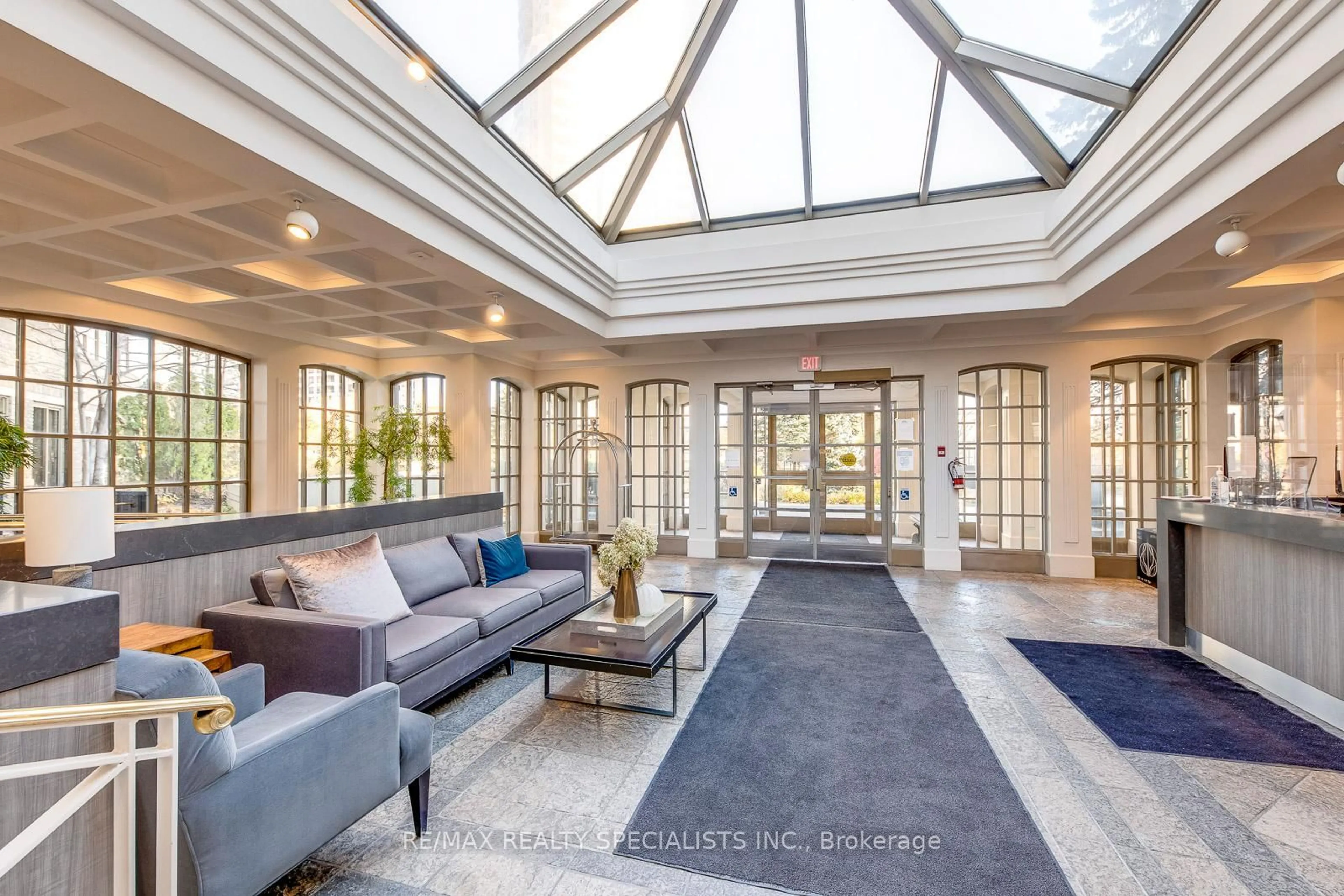 Indoor foyer for 55 Kingsbridge Garden Circ #2213, Mississauga Ontario L5R 1Y1