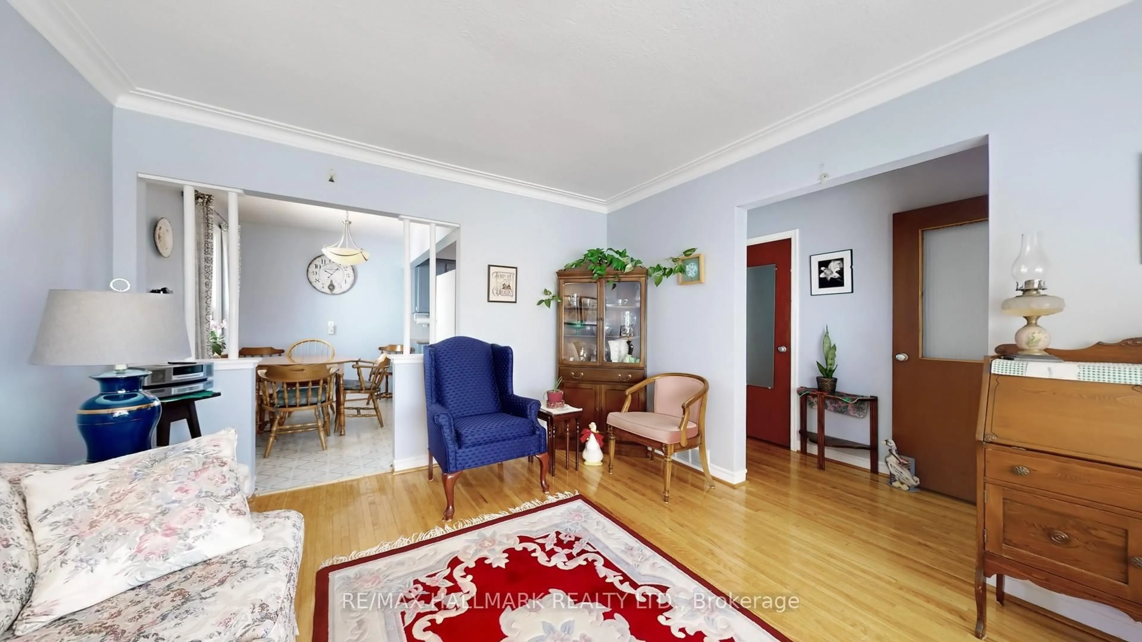 Living room with furniture, unknown for 108 Plewes Rd, Toronto Ontario M3K 1K9
