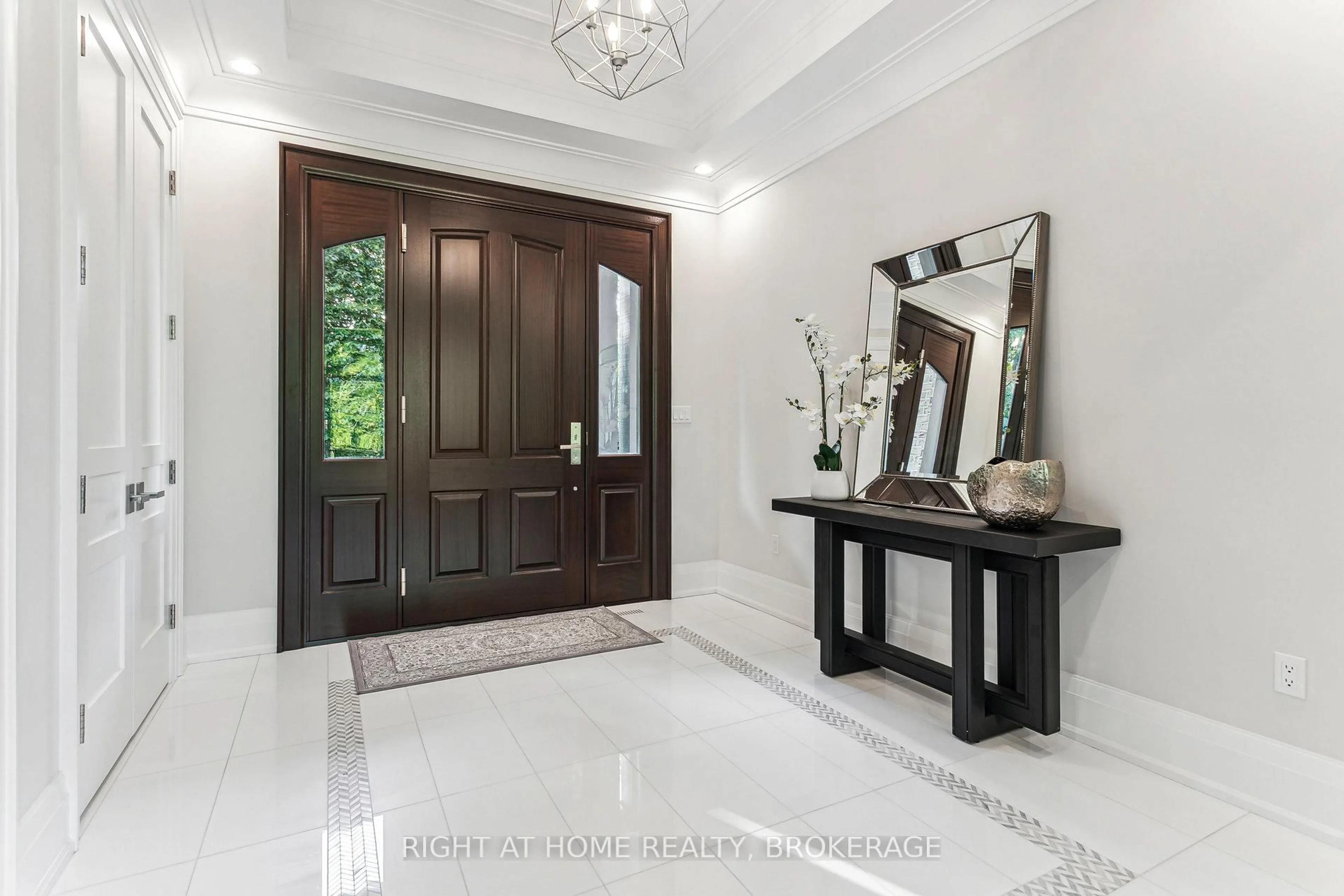 Indoor entryway for 2606 Harvestmoon Lane, Burlington Ontario L7P 0N5