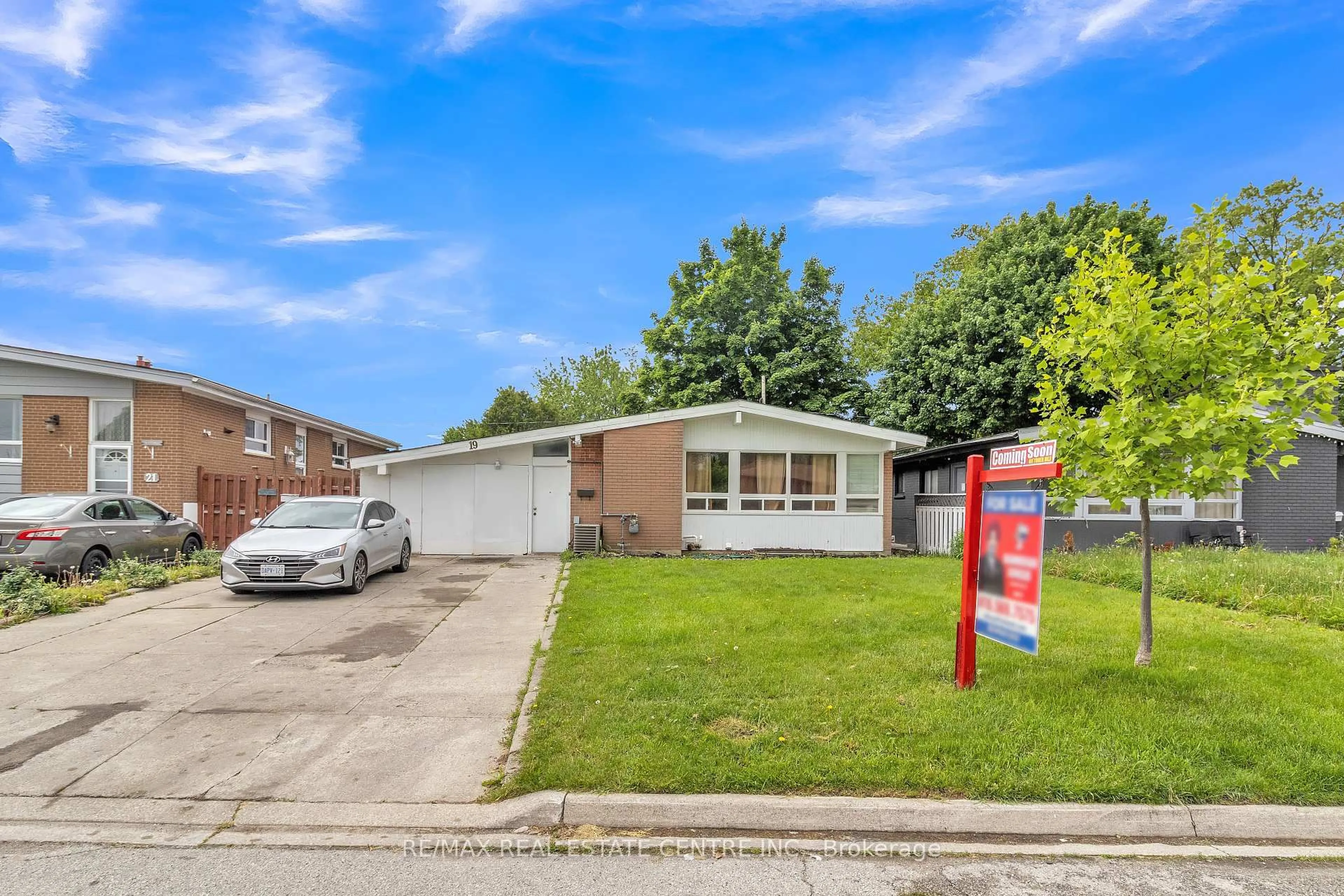 A pic from outside/outdoor area/front of a property/back of a property/a pic from drone, street for 19 Langwith Crt, Brampton Ontario L6Y 1Z9