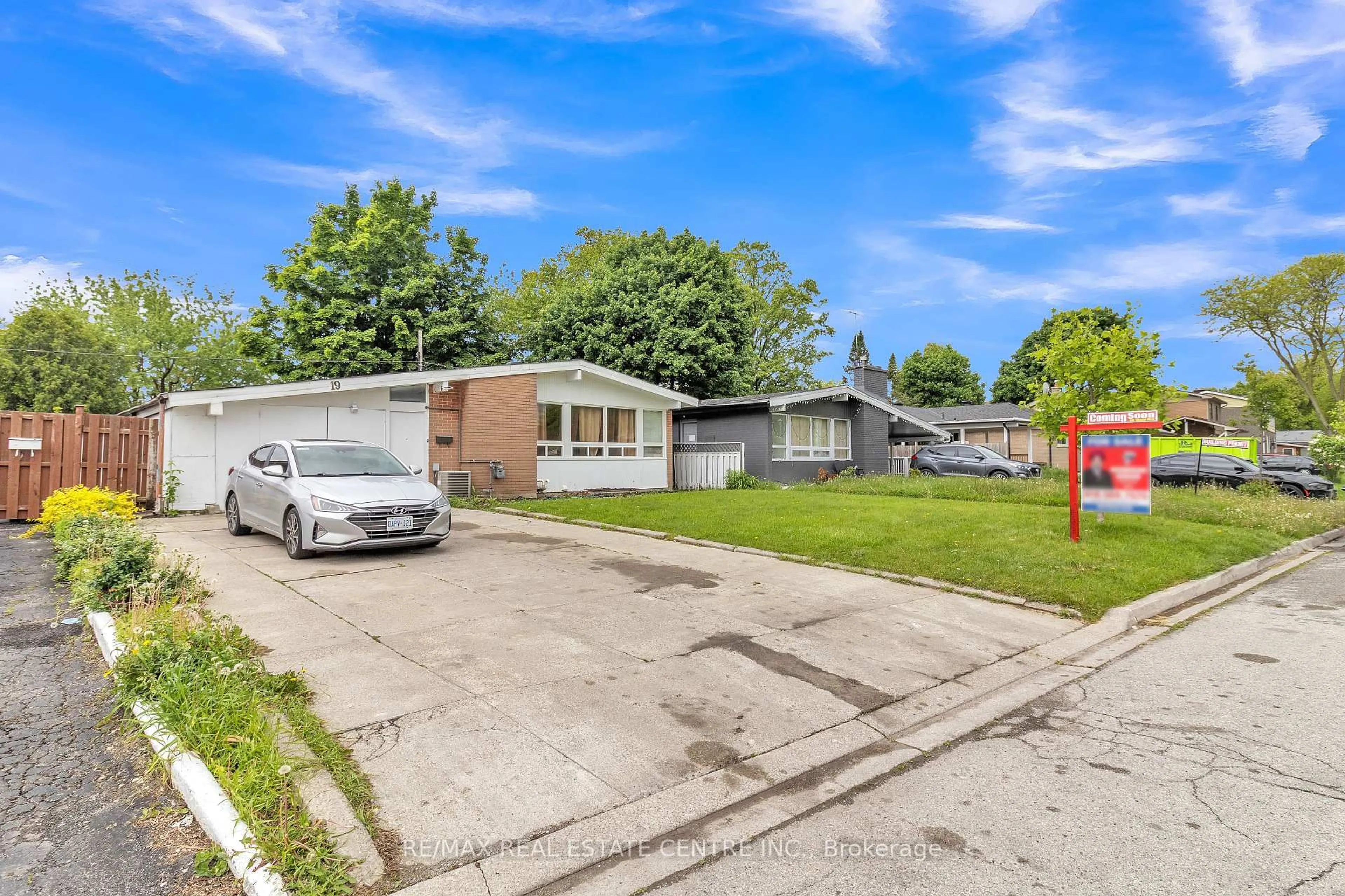 A pic from outside/outdoor area/front of a property/back of a property/a pic from drone, street for 19 Langwith Crt, Brampton Ontario L6Y 1Z9
