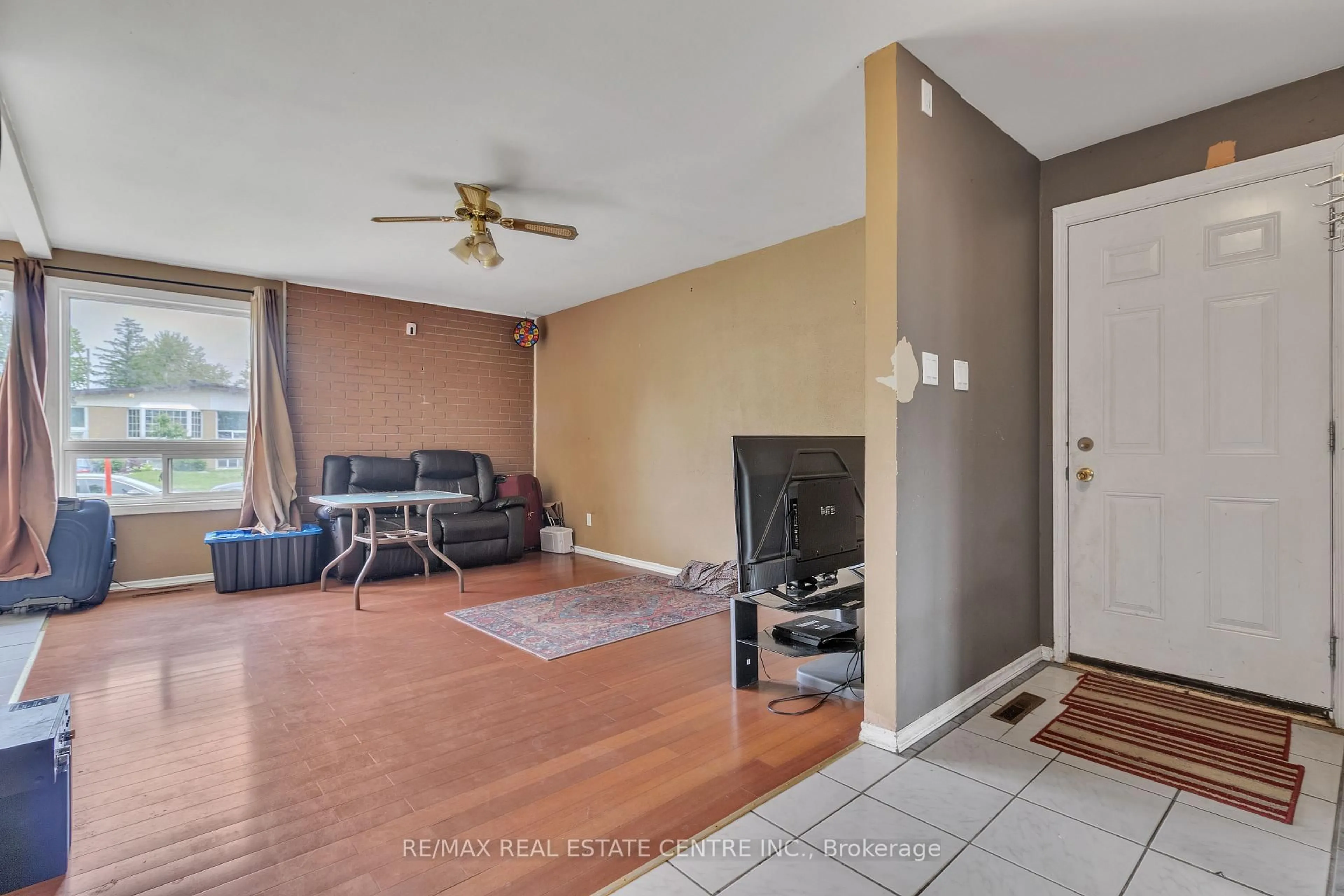 Living room with furniture, unknown for 19 Langwith Crt, Brampton Ontario L6Y 1Z9