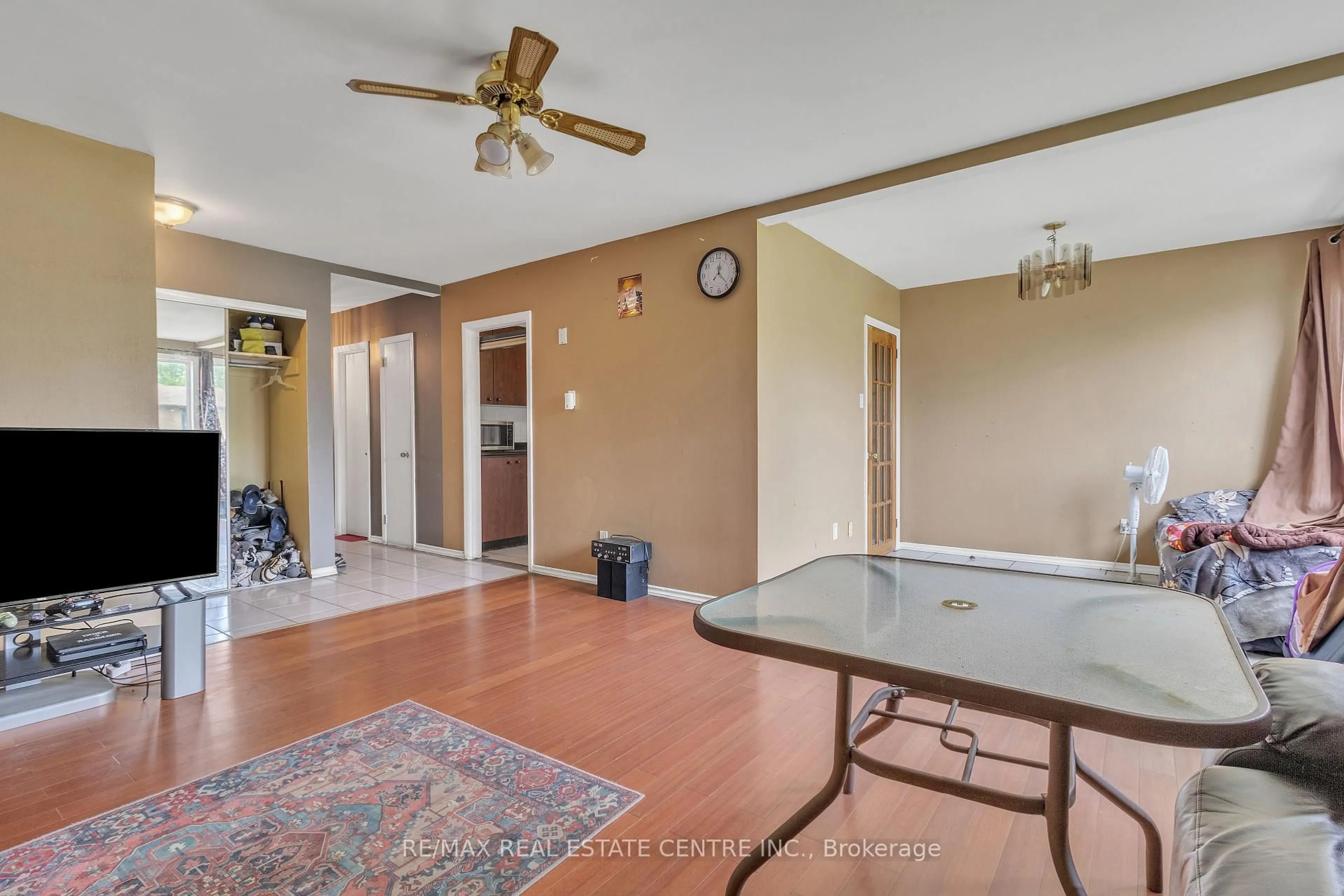 A pic of a room for 19 Langwith Crt, Brampton Ontario L6Y 1Z9