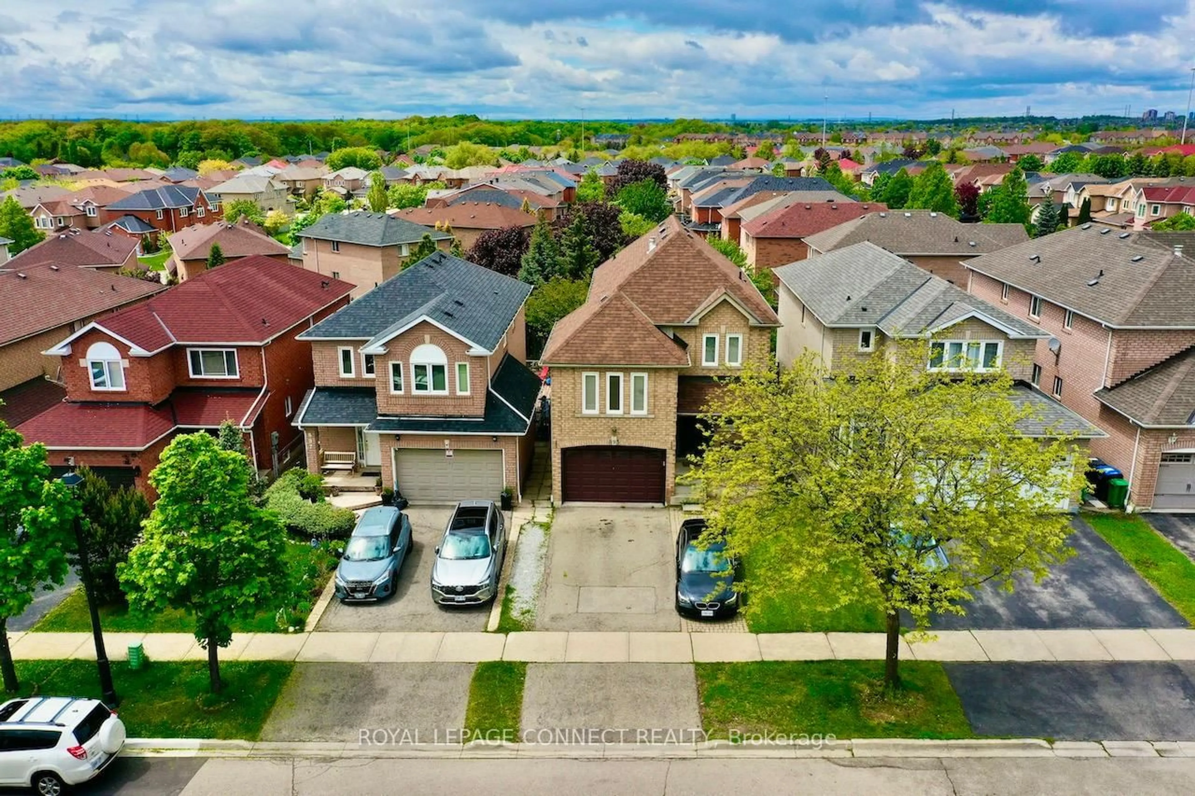 A pic from outside/outdoor area/front of a property/back of a property/a pic from drone, street for 893 Blyleven Blvd, Mississauga Ontario L5V 2J3