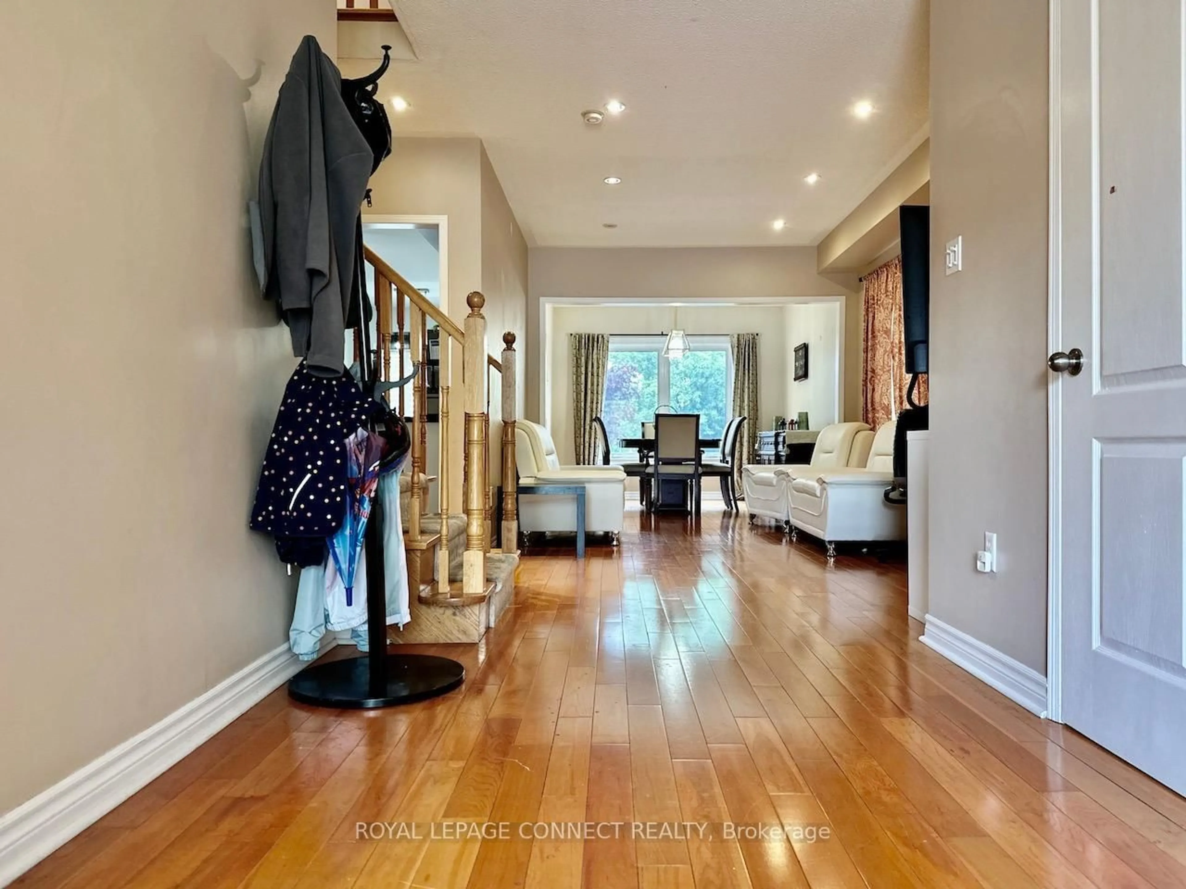 Indoor entryway for 893 Blyleven Blvd, Mississauga Ontario L5V 2J3