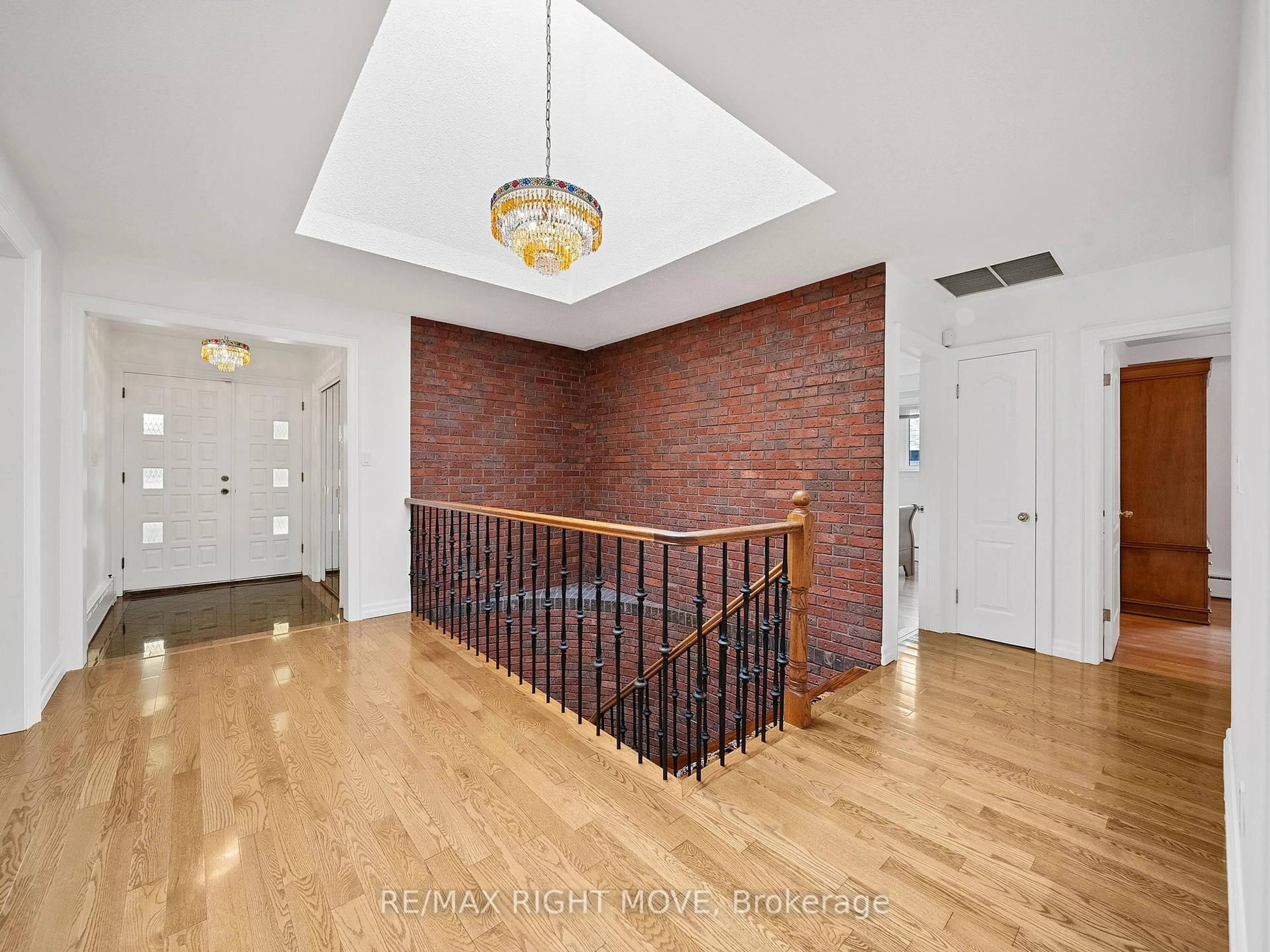 Indoor foyer for 22 Ladyshot Cres, Toronto Ontario M3J 1X2