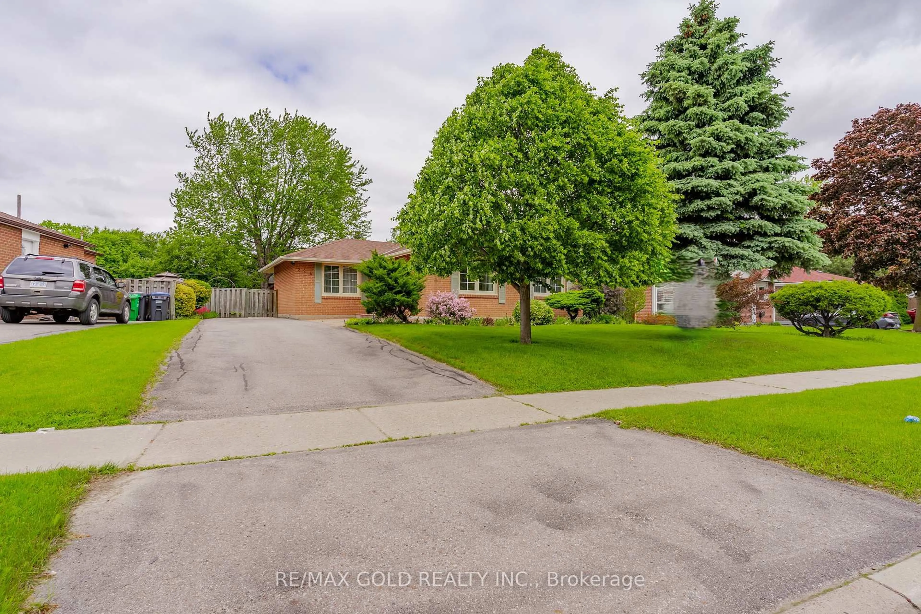 A pic from outside/outdoor area/front of a property/back of a property/a pic from drone, street for 226 Avondale Blvd, Brampton Ontario L6T 1J4