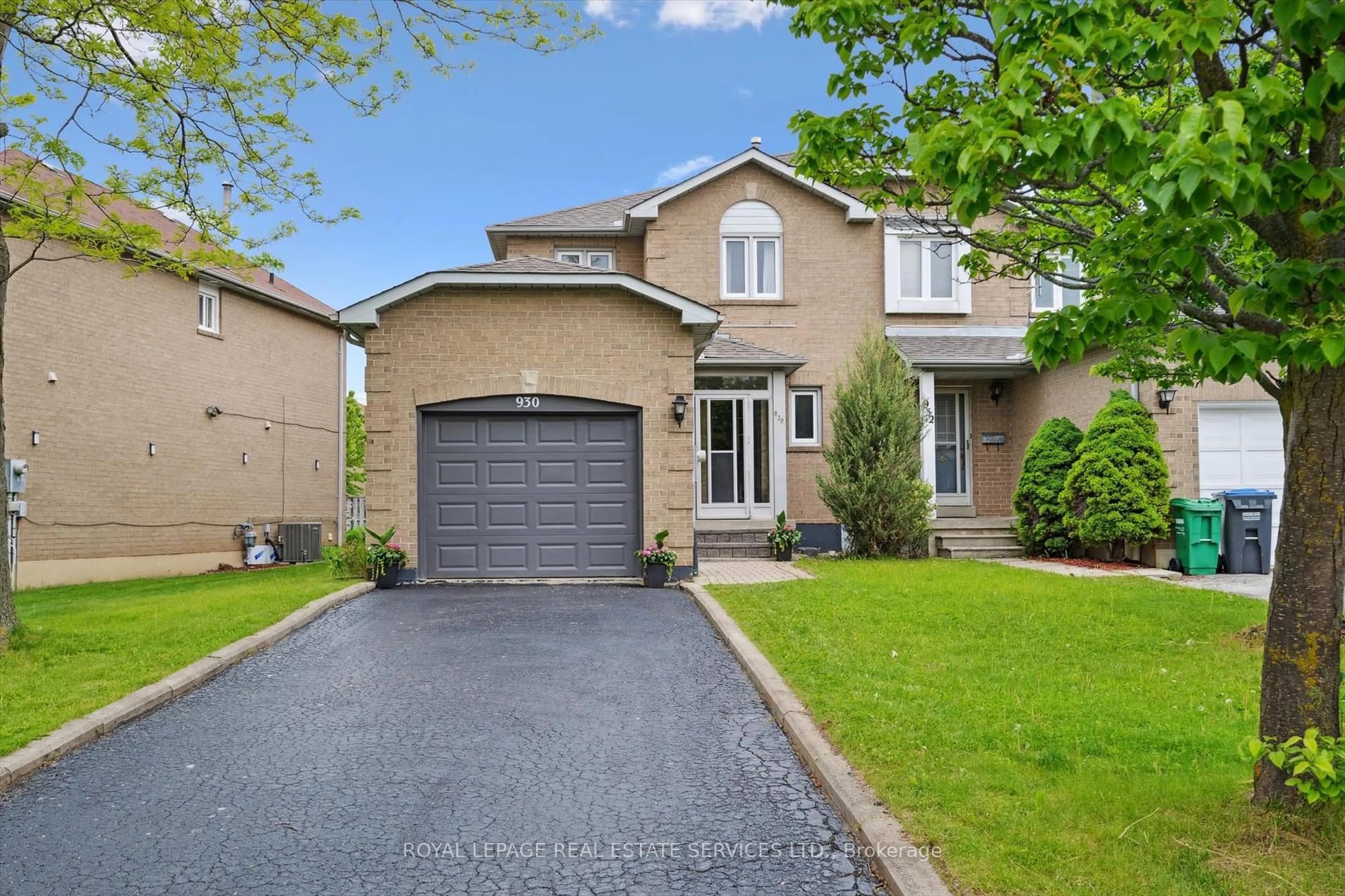 Home with brick exterior material, street for 930 Blizzard Rd, Mississauga Ontario L5V 1T1