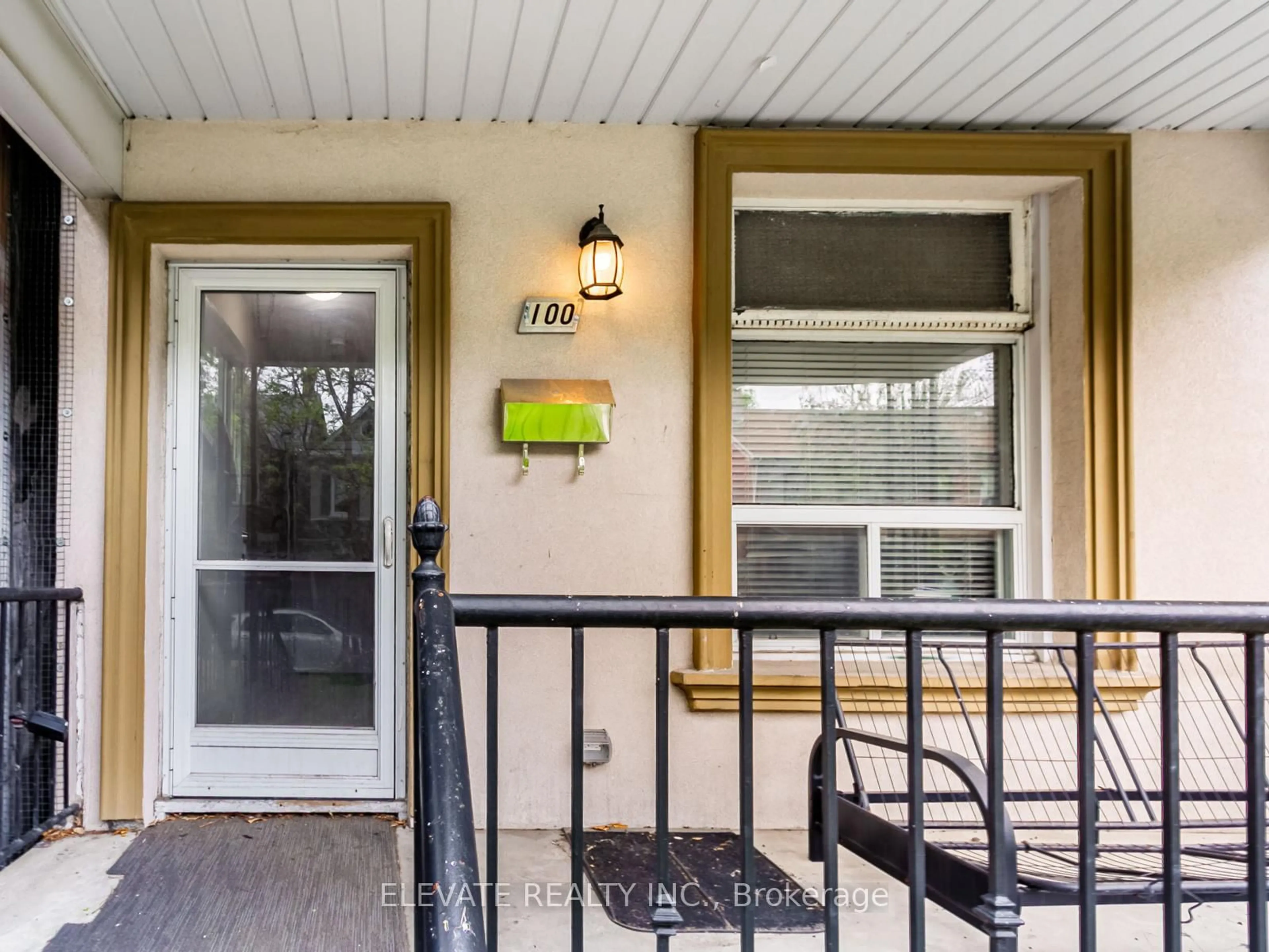 Indoor entryway for 100 Edwin Ave, Toronto Ontario M6P 3Z7