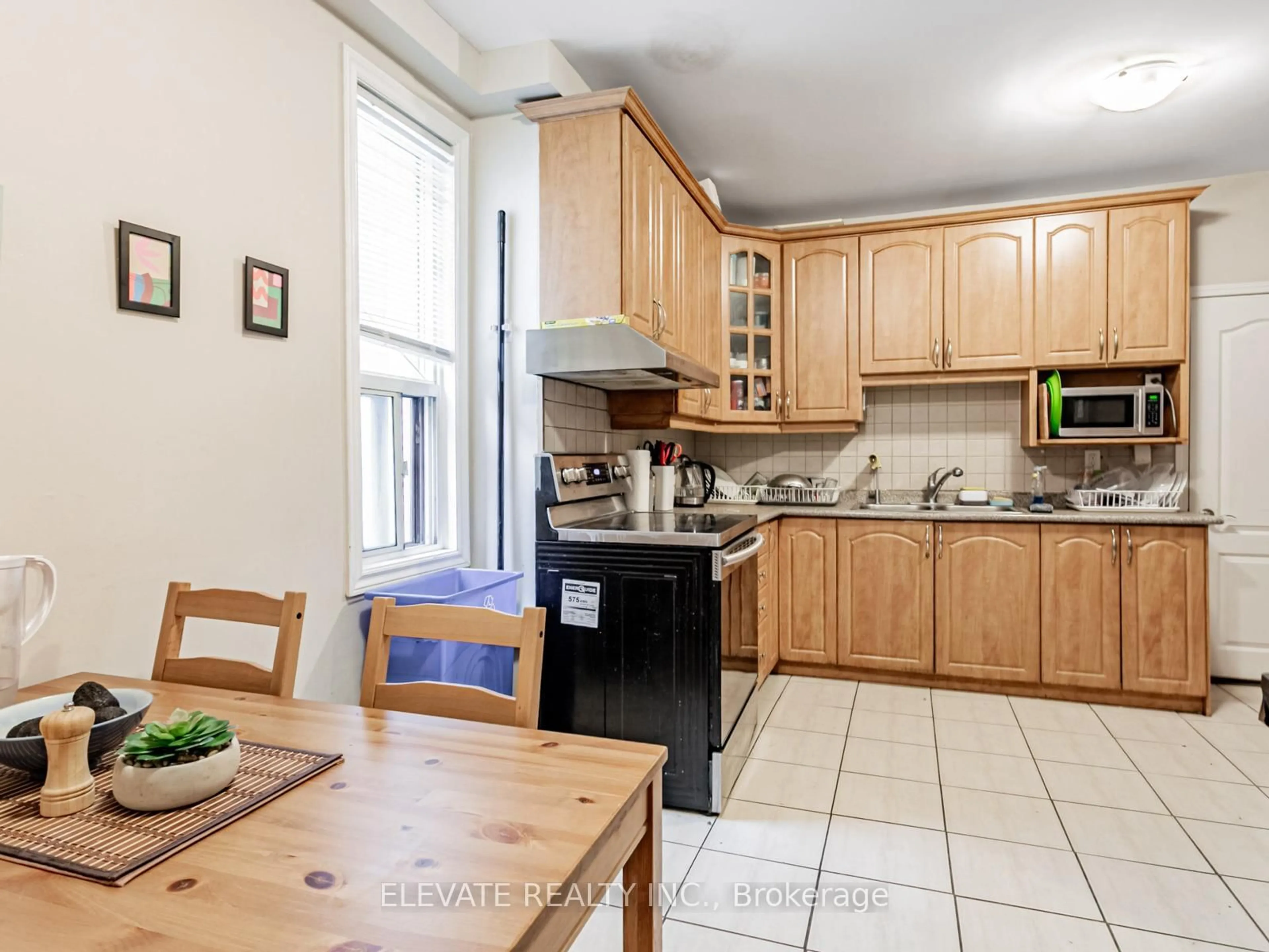Standard kitchen, unknown for 100 Edwin Ave, Toronto Ontario M6P 3Z7