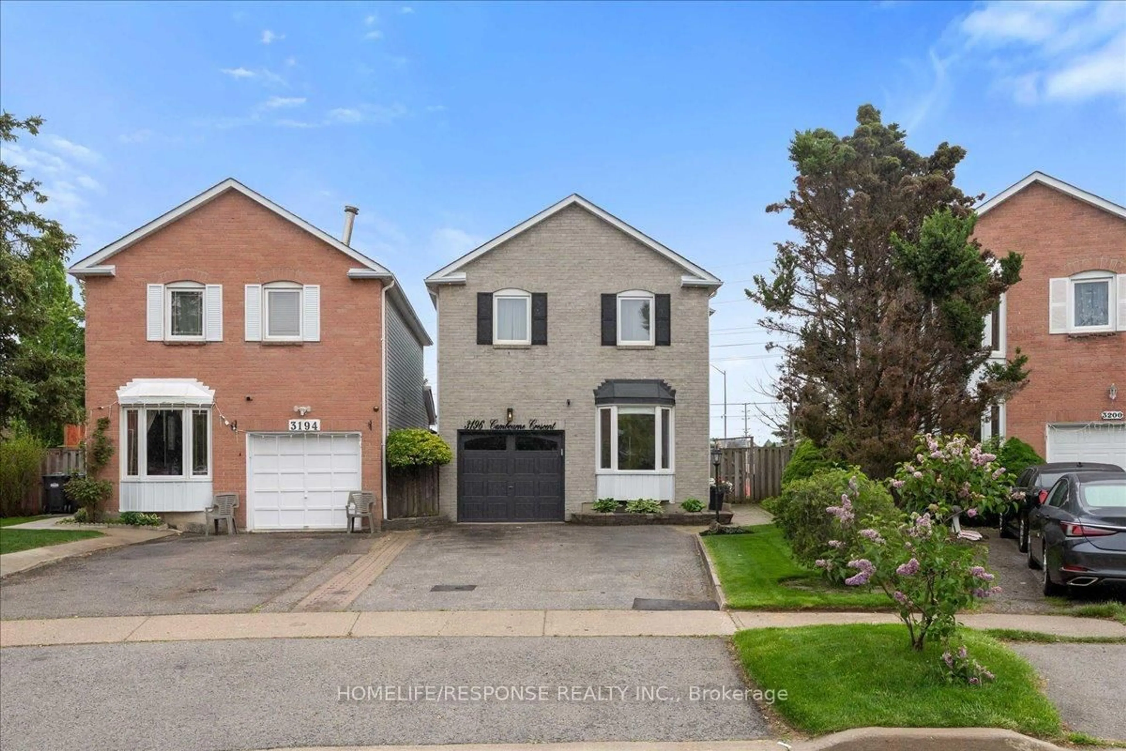 A pic from outside/outdoor area/front of a property/back of a property/a pic from drone, street for 3196 Cambourne Cres, Mississauga Ontario L5N 5G1