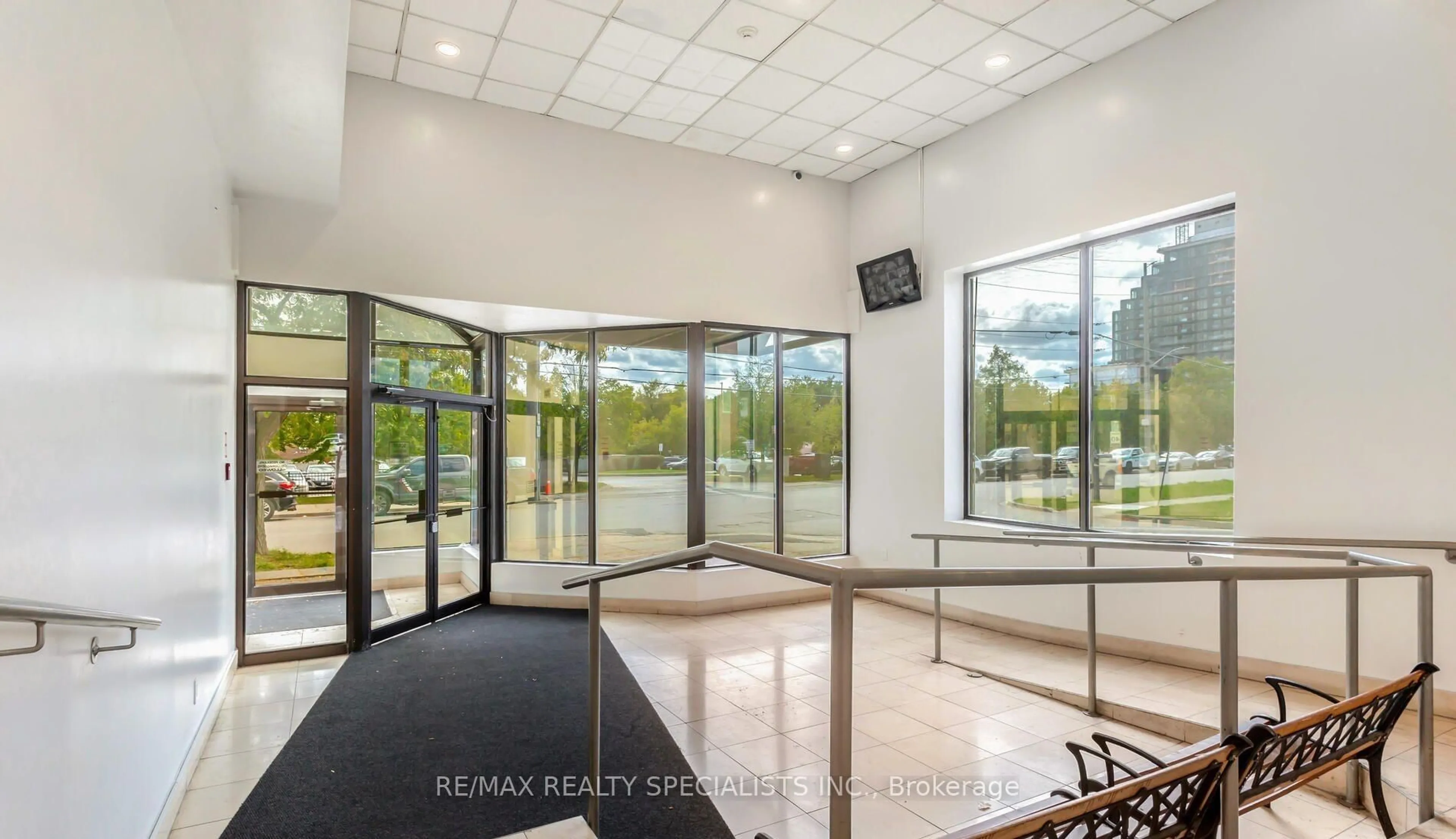 Indoor foyer for 25 Agnes St #301, Mississauga Ontario L5B 3X7