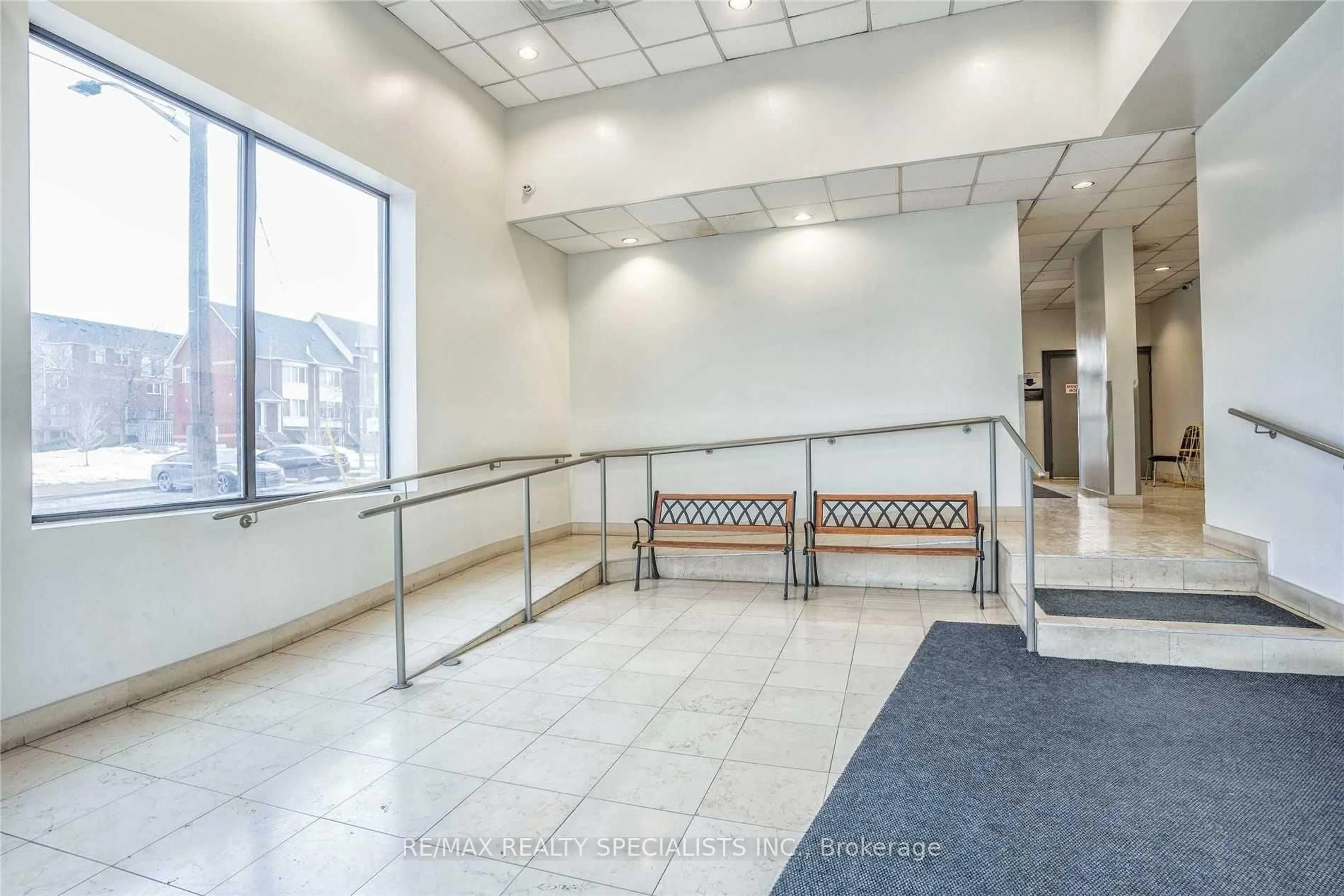 Indoor foyer for 25 Agnes St #301, Mississauga Ontario L5B 3X7