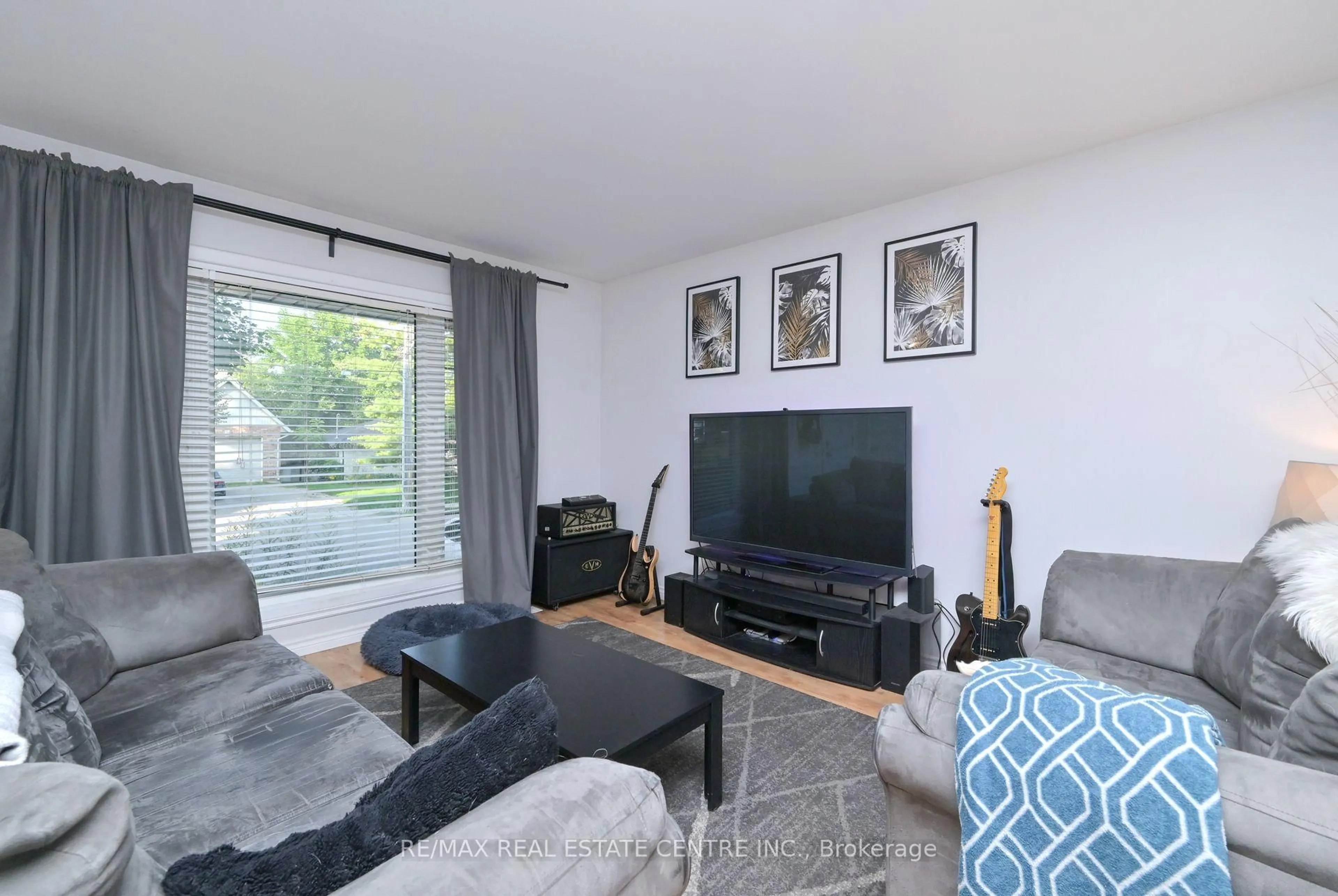 Living room with furniture, unknown for 56 William St, Orangeville Ontario L9W 2R9
