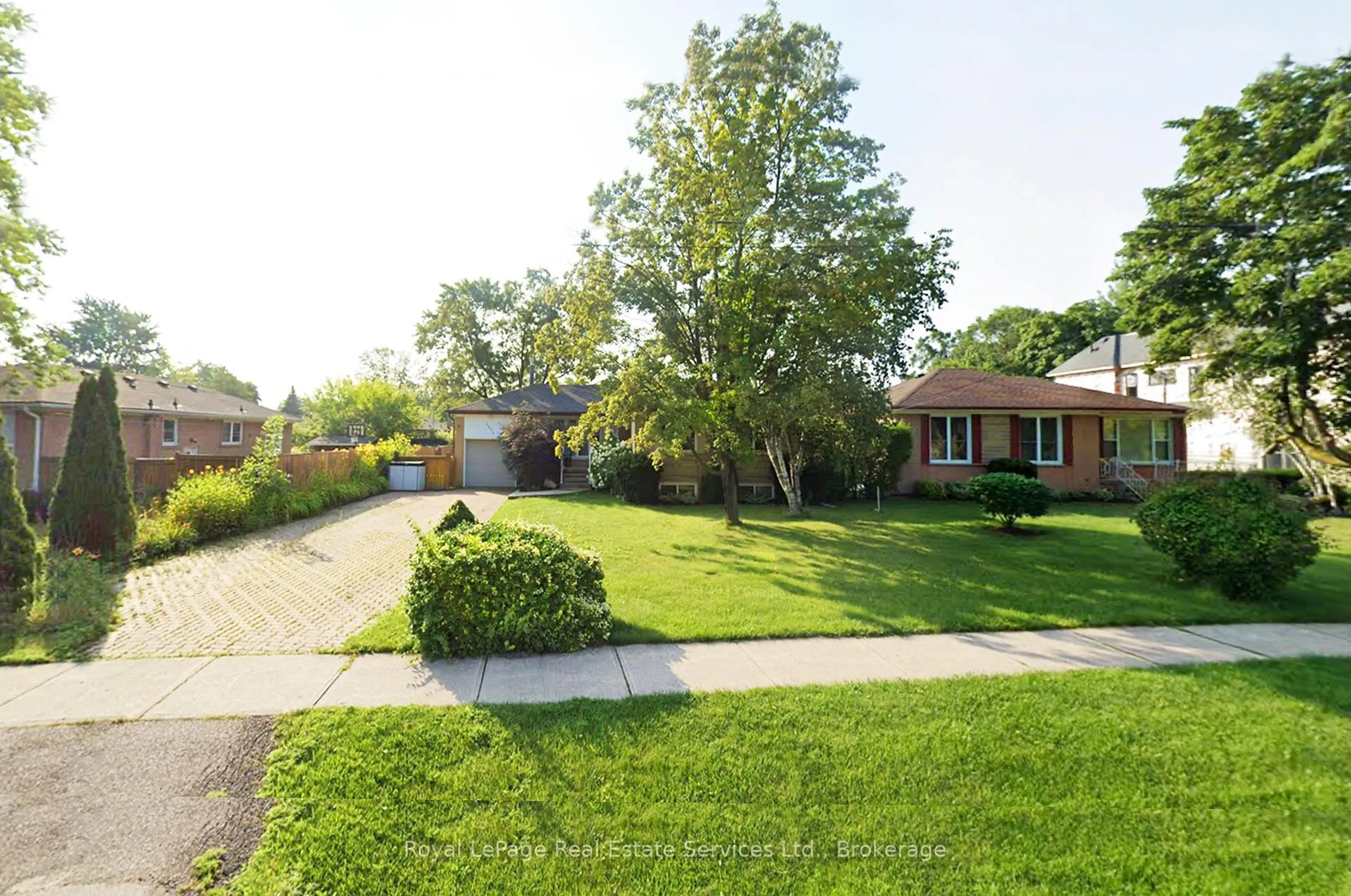 A pic from outside/outdoor area/front of a property/back of a property/a pic from drone, street for 2072 Bridge Rd, Oakville Ontario L6L 2E9