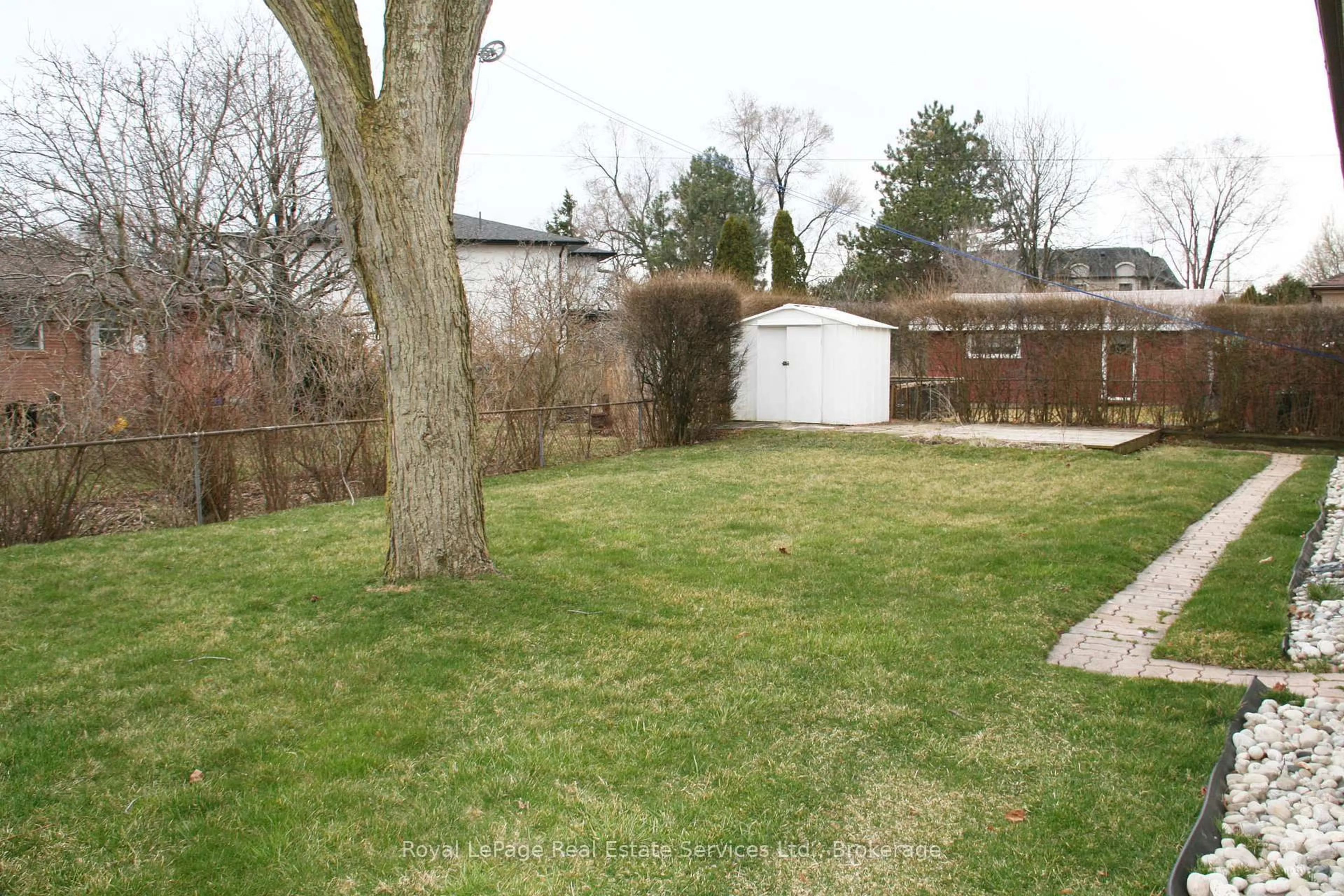 A pic from outside/outdoor area/front of a property/back of a property/a pic from drone, street for 2072 Bridge Rd, Oakville Ontario L6L 2E9