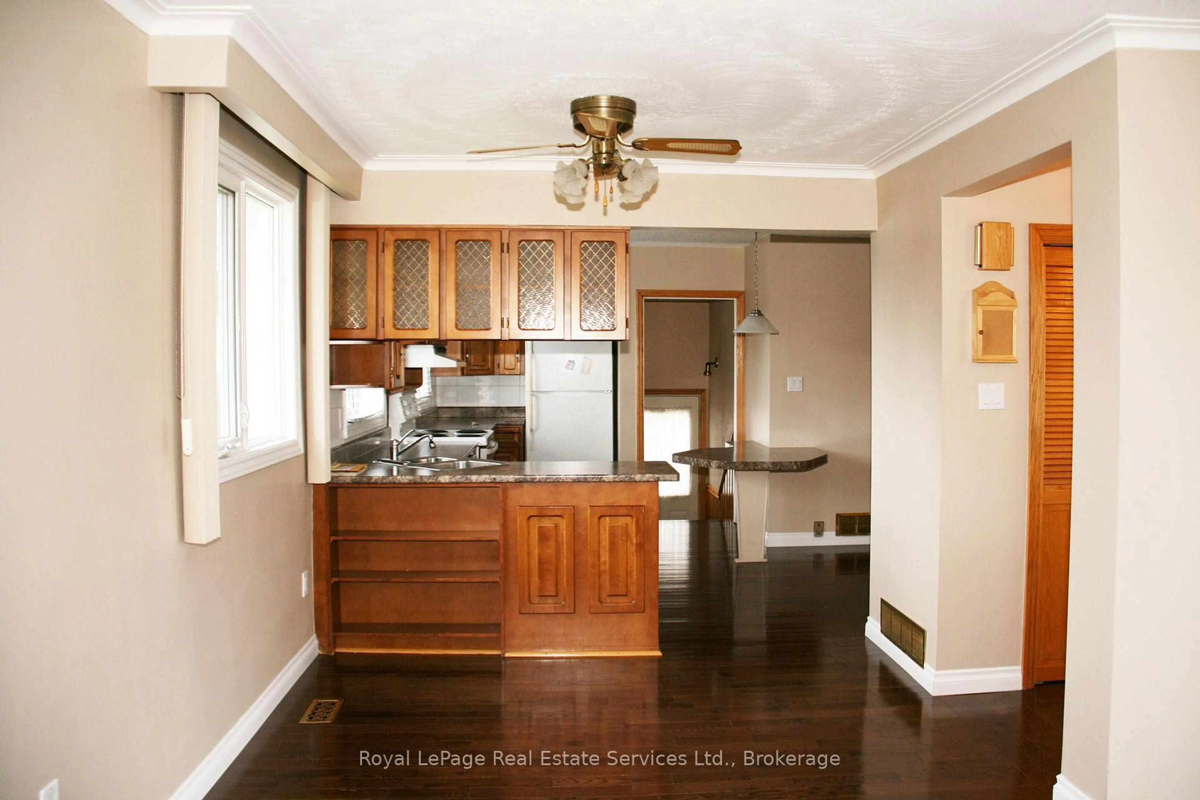 Standard kitchen, wood/laminate floor for 2072 Bridge Rd, Oakville Ontario L6L 2E9