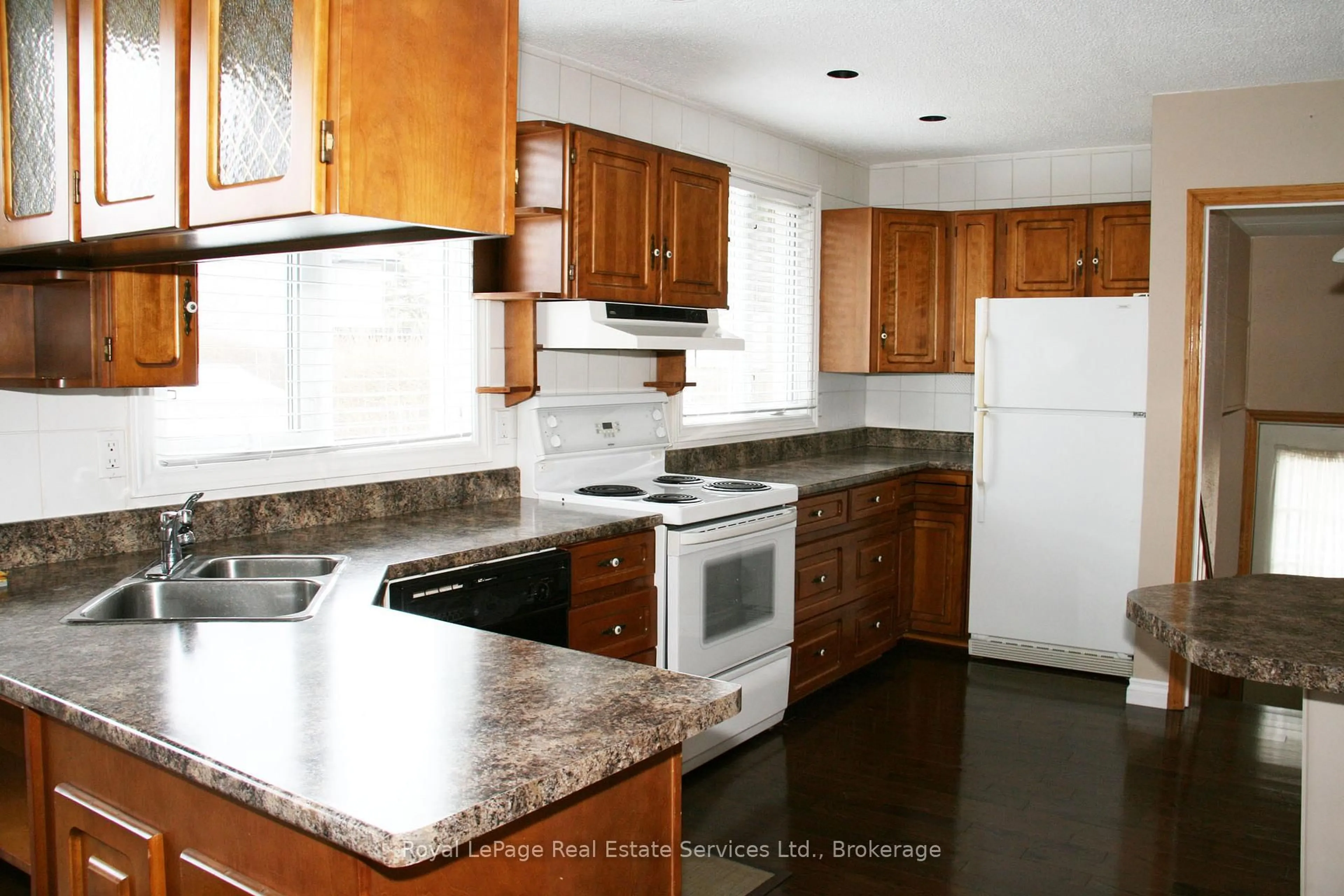Standard kitchen, ceramic/tile floor for 2072 Bridge Rd, Oakville Ontario L6L 2E9