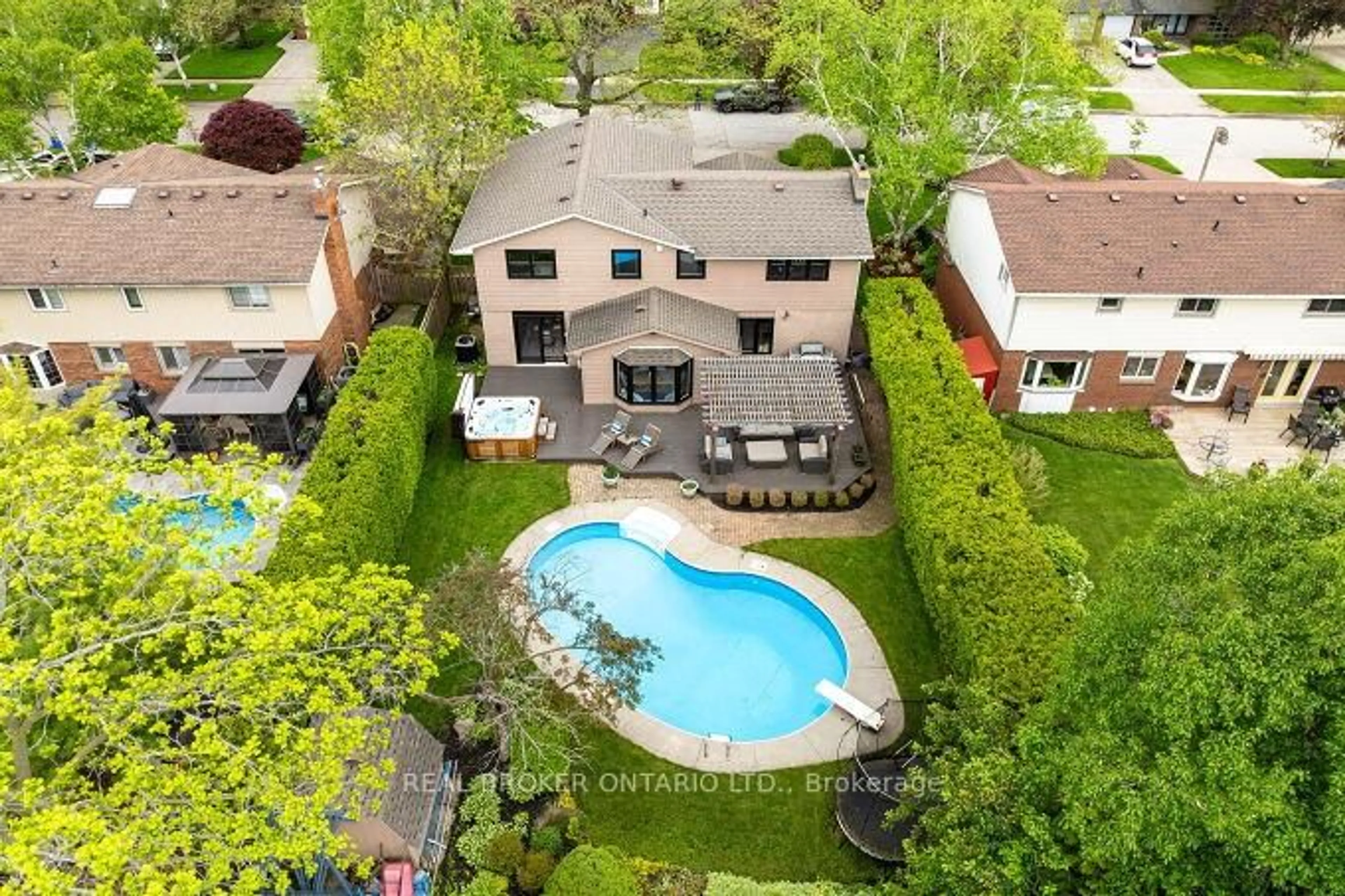 A pic from outside/outdoor area/front of a property/back of a property/a pic from drone, unknown for 4499 TREMINEER Ave, Burlington Ontario L7L 1H8