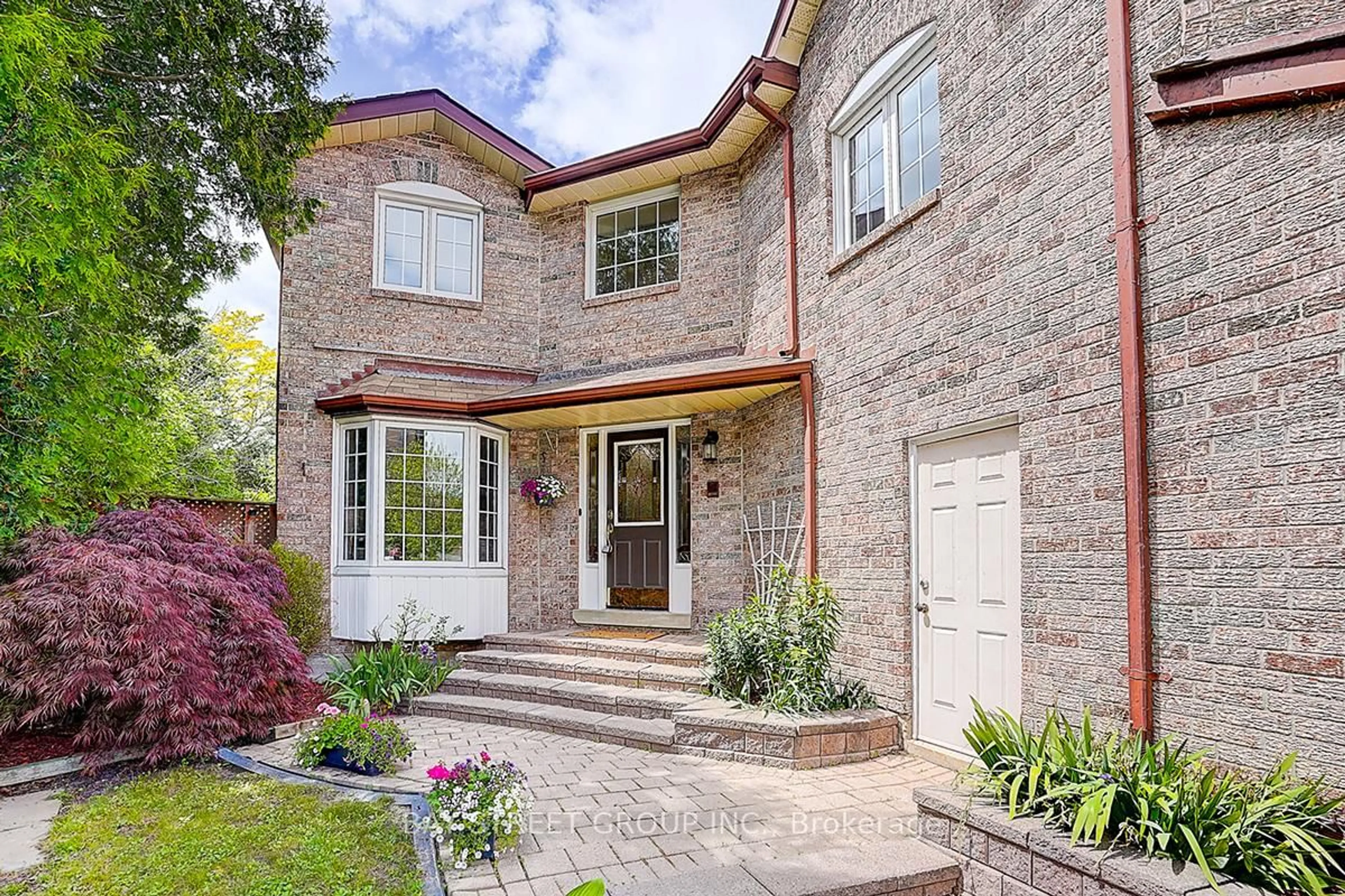 Home with brick exterior material, street for 8 Mckillop Crt, Brampton Ontario L6Y 3J3
