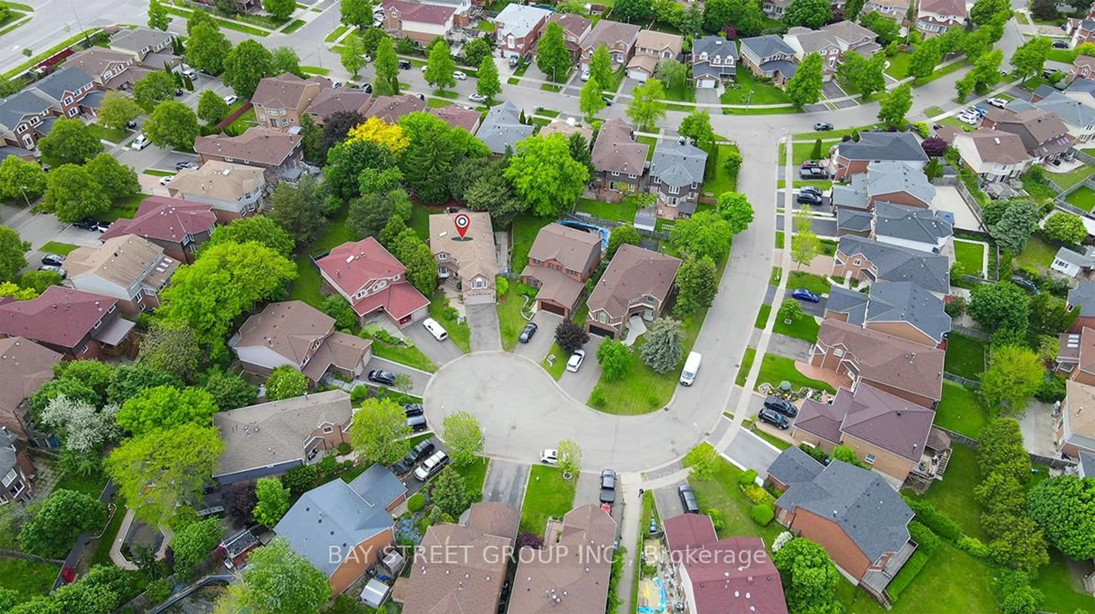A pic from outside/outdoor area/front of a property/back of a property/a pic from drone, street for 8 Mckillop Crt, Brampton Ontario L6Y 3J3