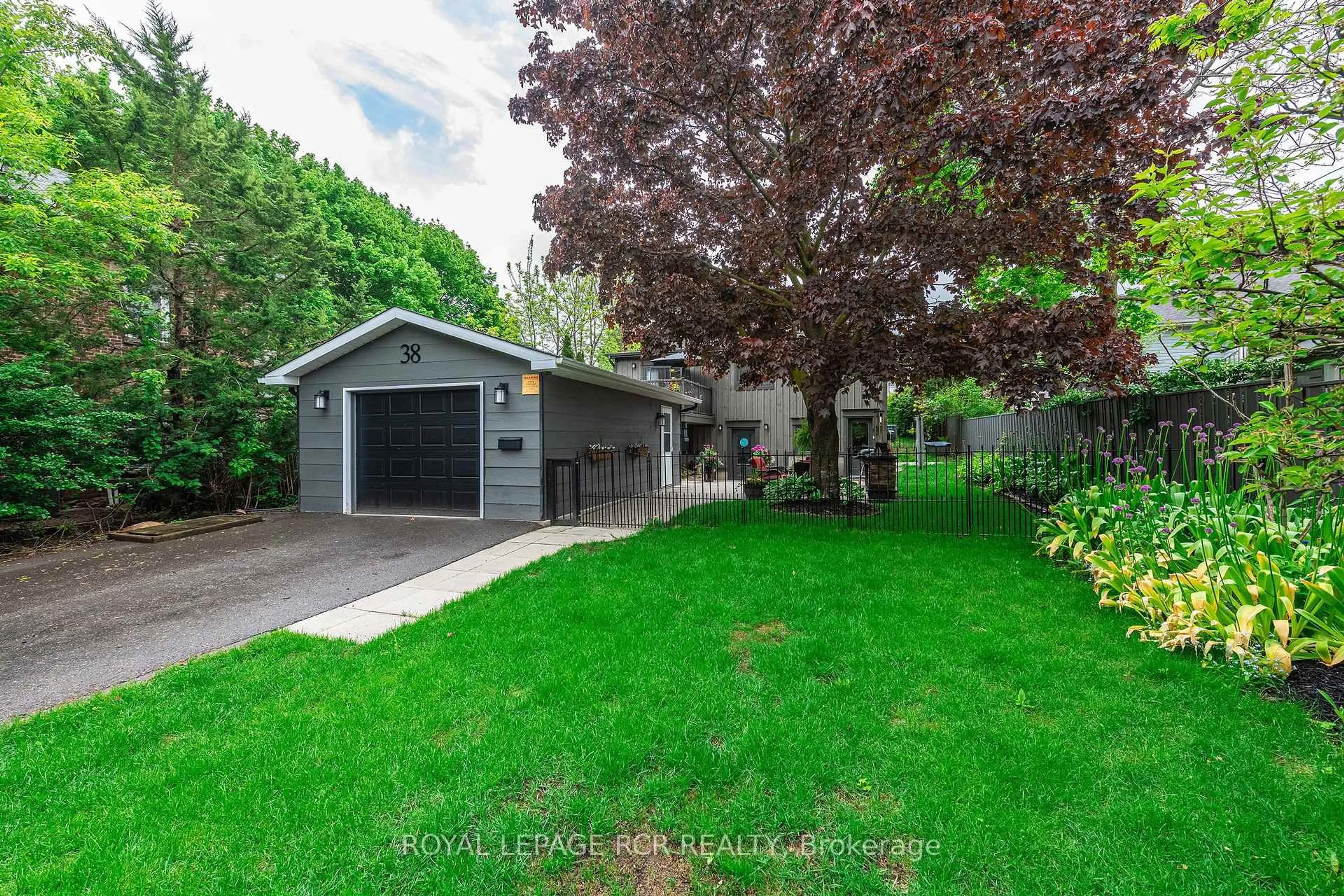 A pic from outside/outdoor area/front of a property/back of a property/a pic from drone, street for 61 John St, Orangeville Ontario L9W 2P6