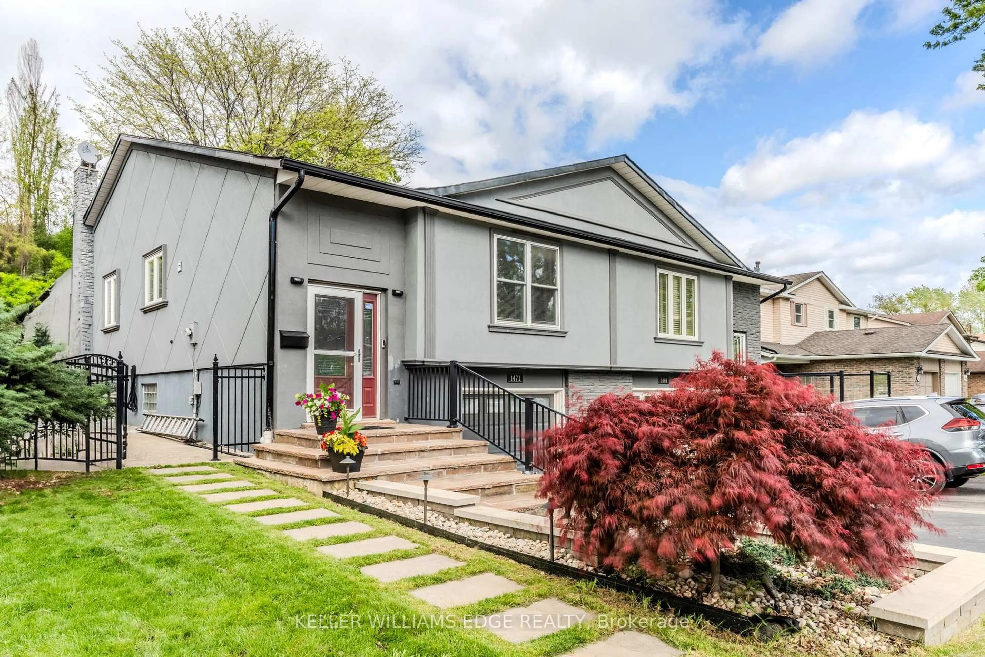 Home with vinyl exterior material, street for 1471 Paddington Crt, Burlington Ontario L7M 1W7